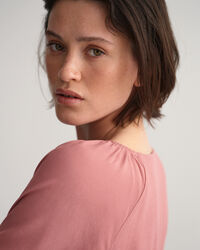 Båtringad klänning