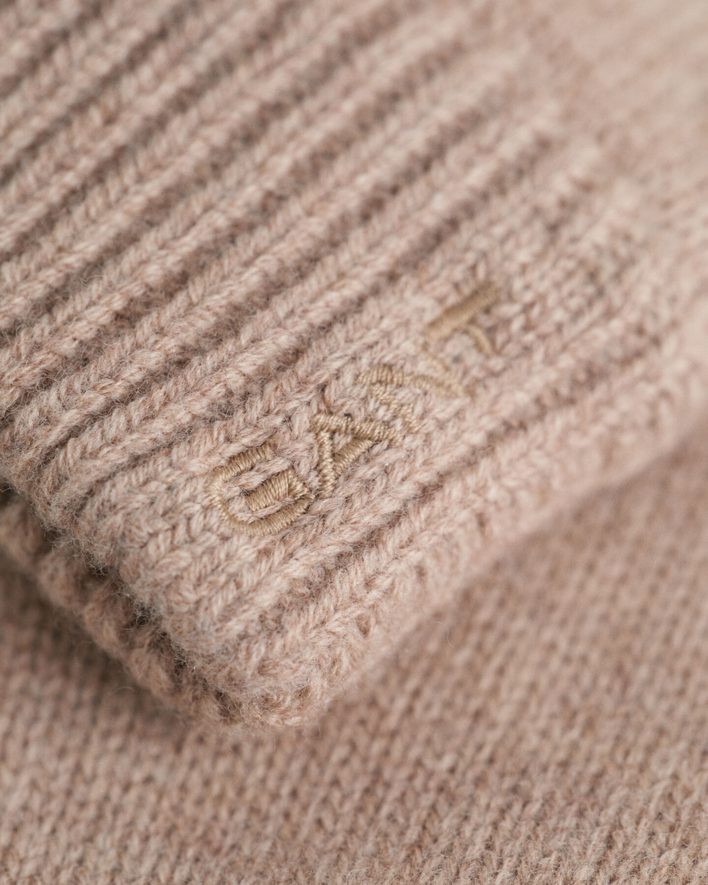 Stickade fingervantar i ull