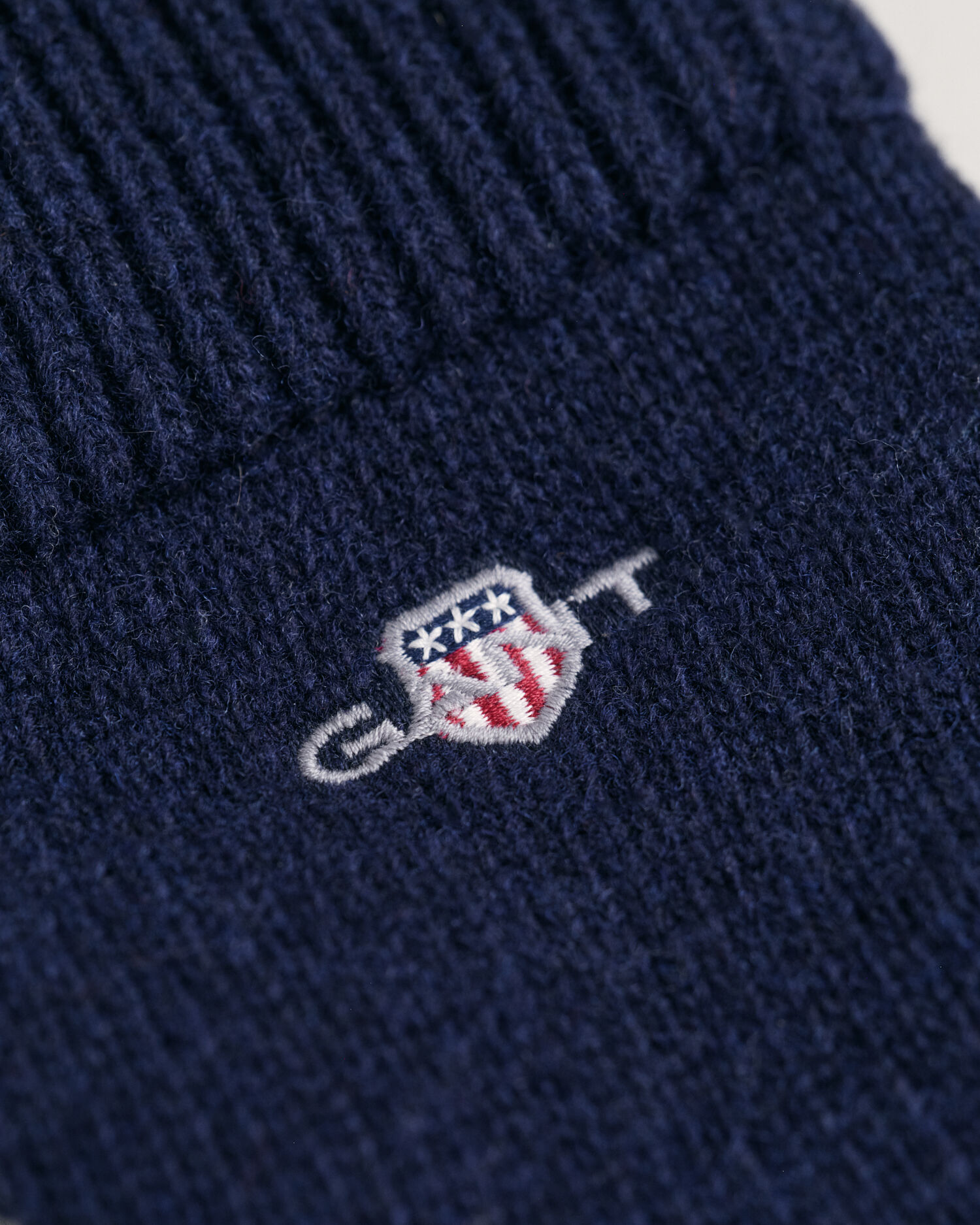 Fingervantar i ull med sköld