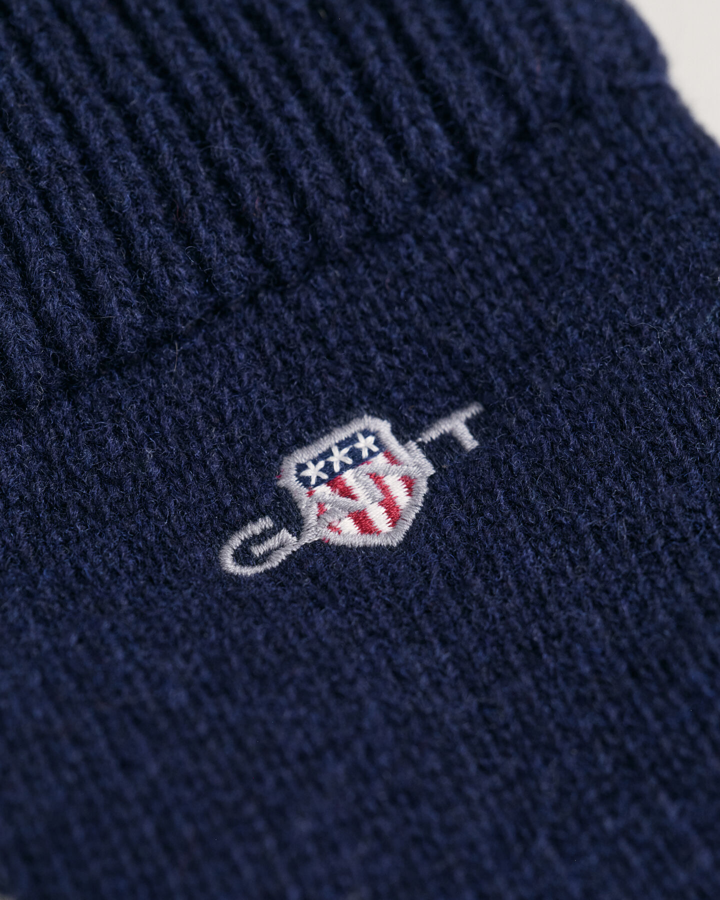 Fingervantar i ull med sköld