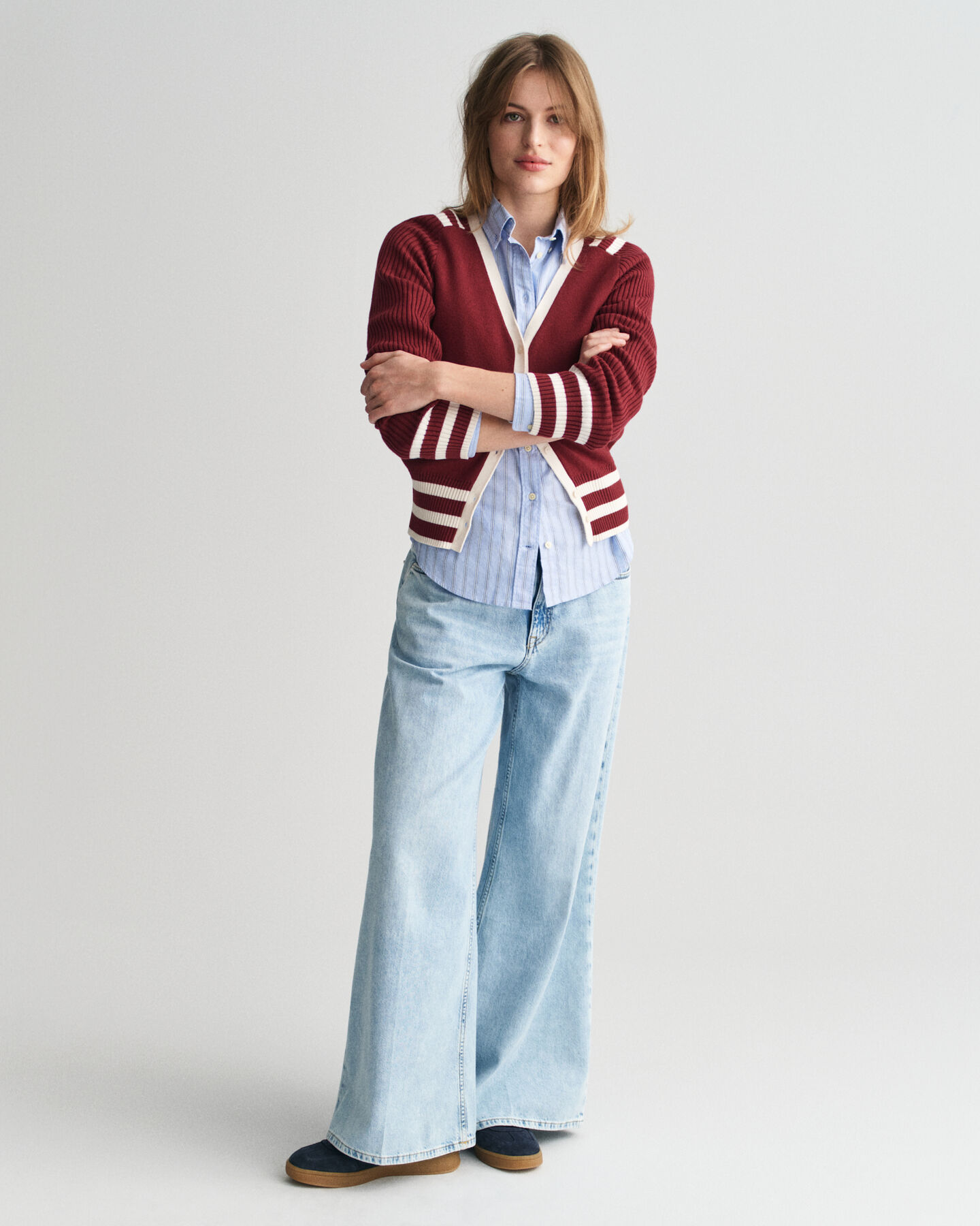 V-ringad kofta med kontrastdetaljer