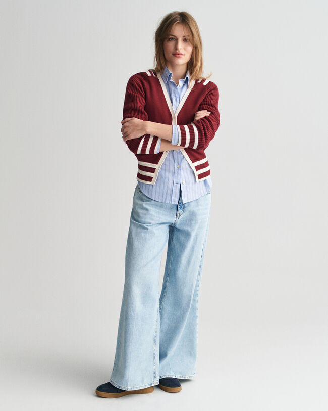 V-ringad kofta med kontrastdetaljer