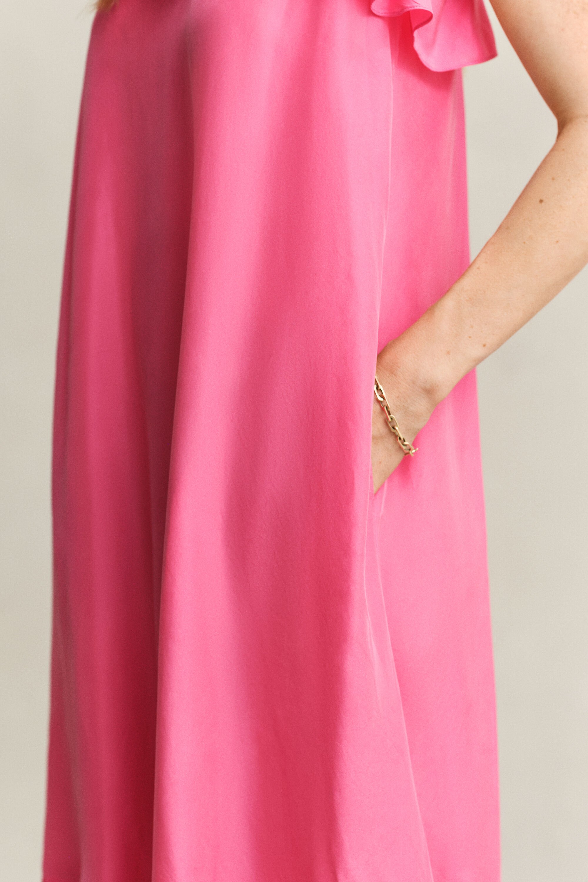 Midiklänning i silke med smala axelband