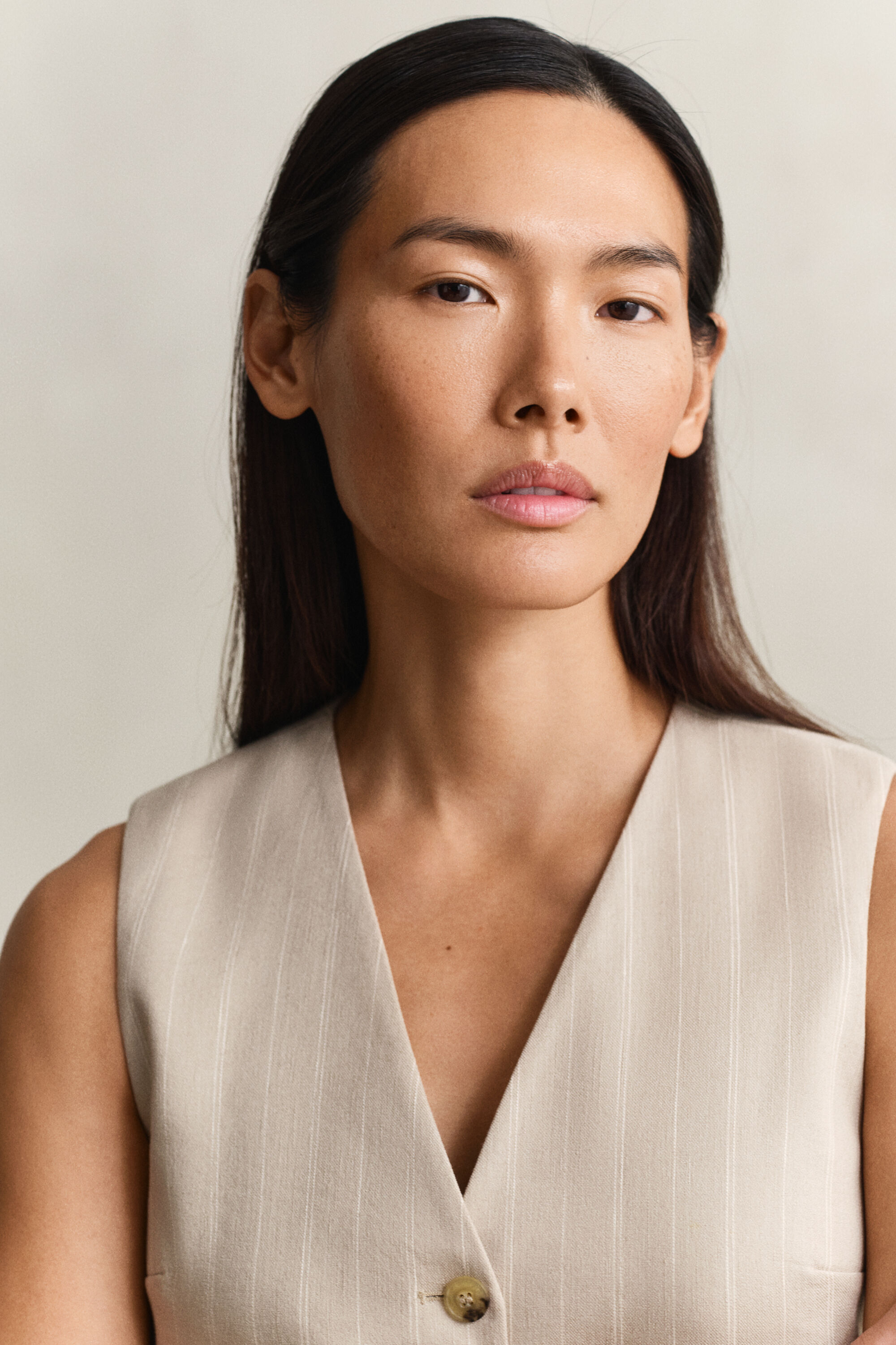 Kritstrecksrandig väst i linneblandning