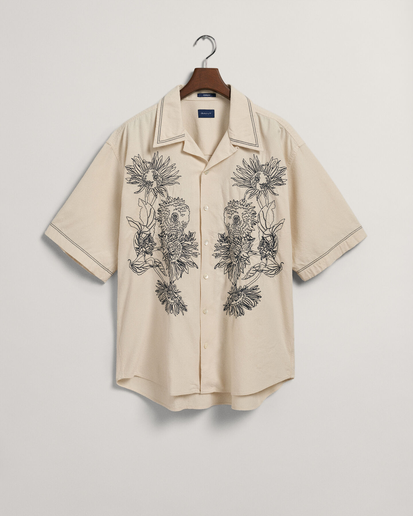 Oversized broderad skjorta med kort ärm