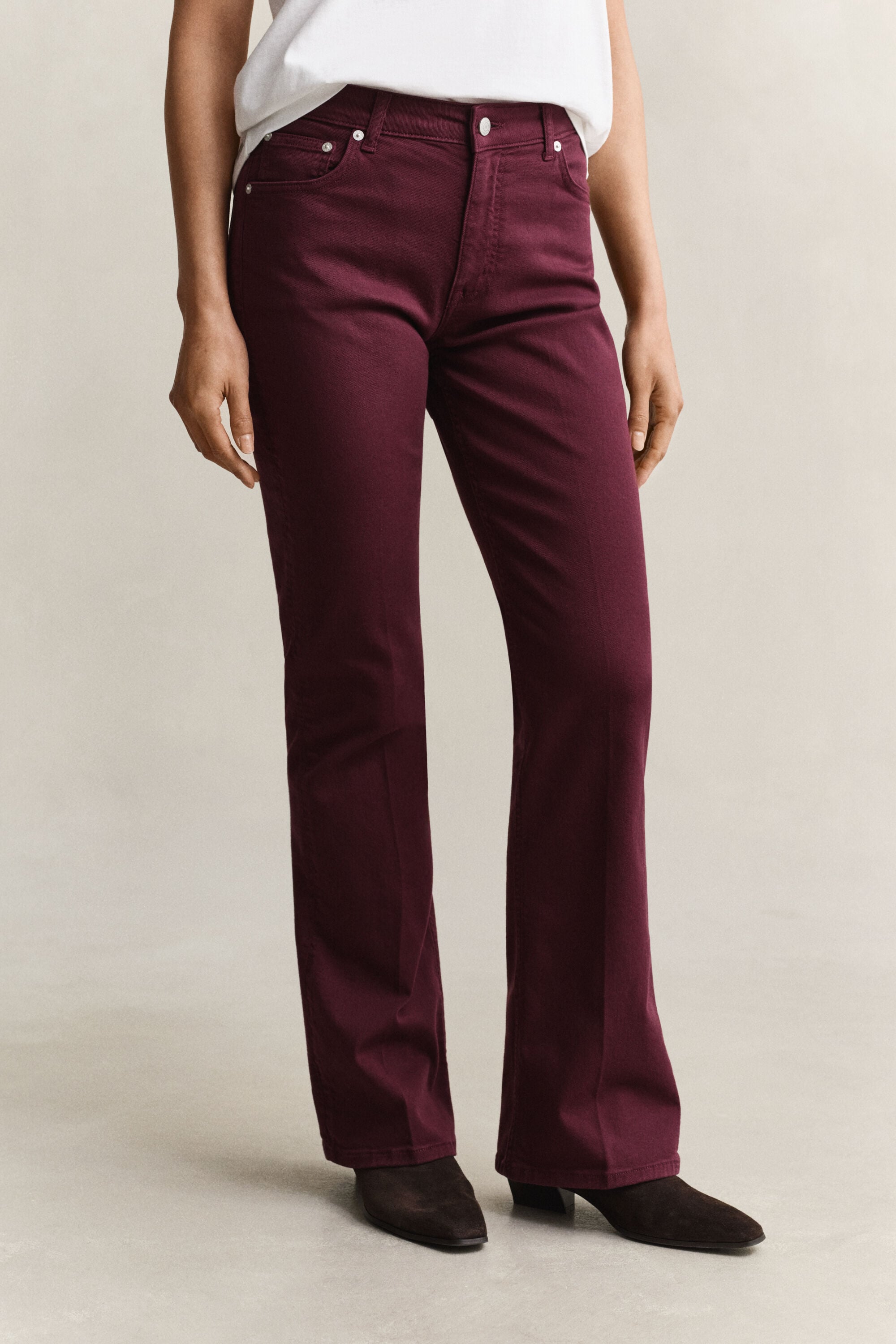 Slim färgade utställda jeans