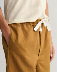 Shorts i bomull och linne med dragsko