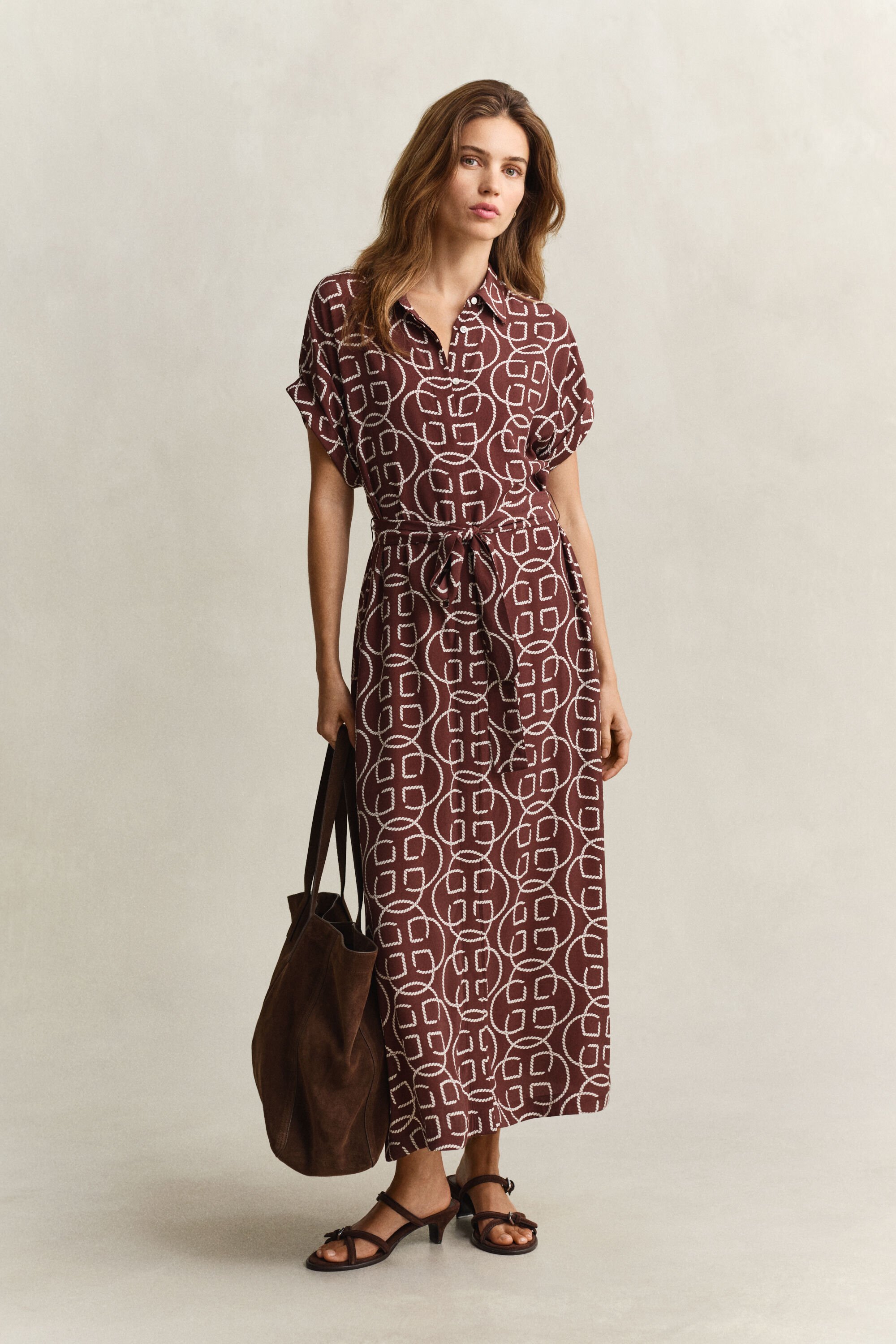 Klänning med holkärm och monogram