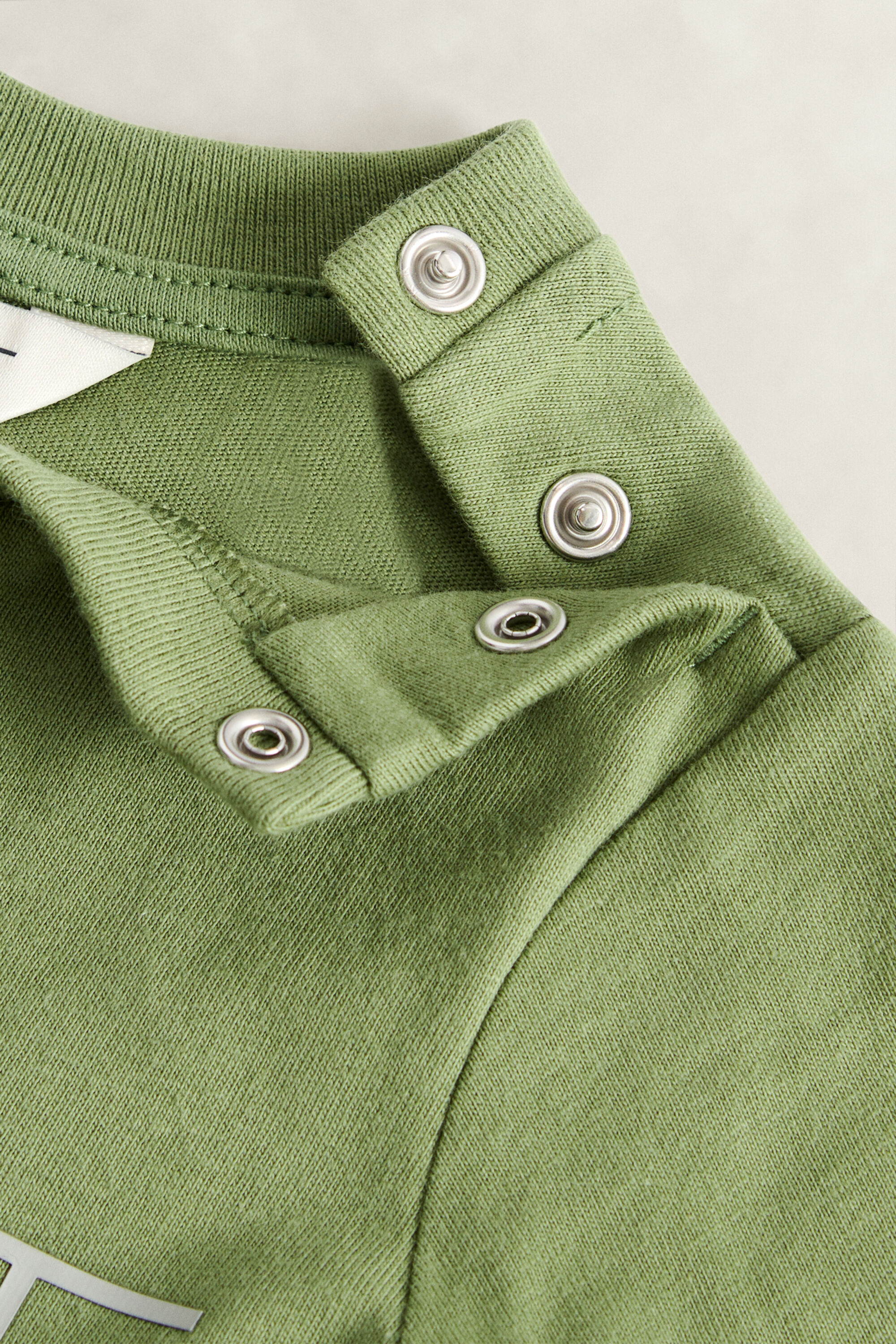 Boys set med hoodie med dragkedja, T-shirt och sweatpants med sköldemblem