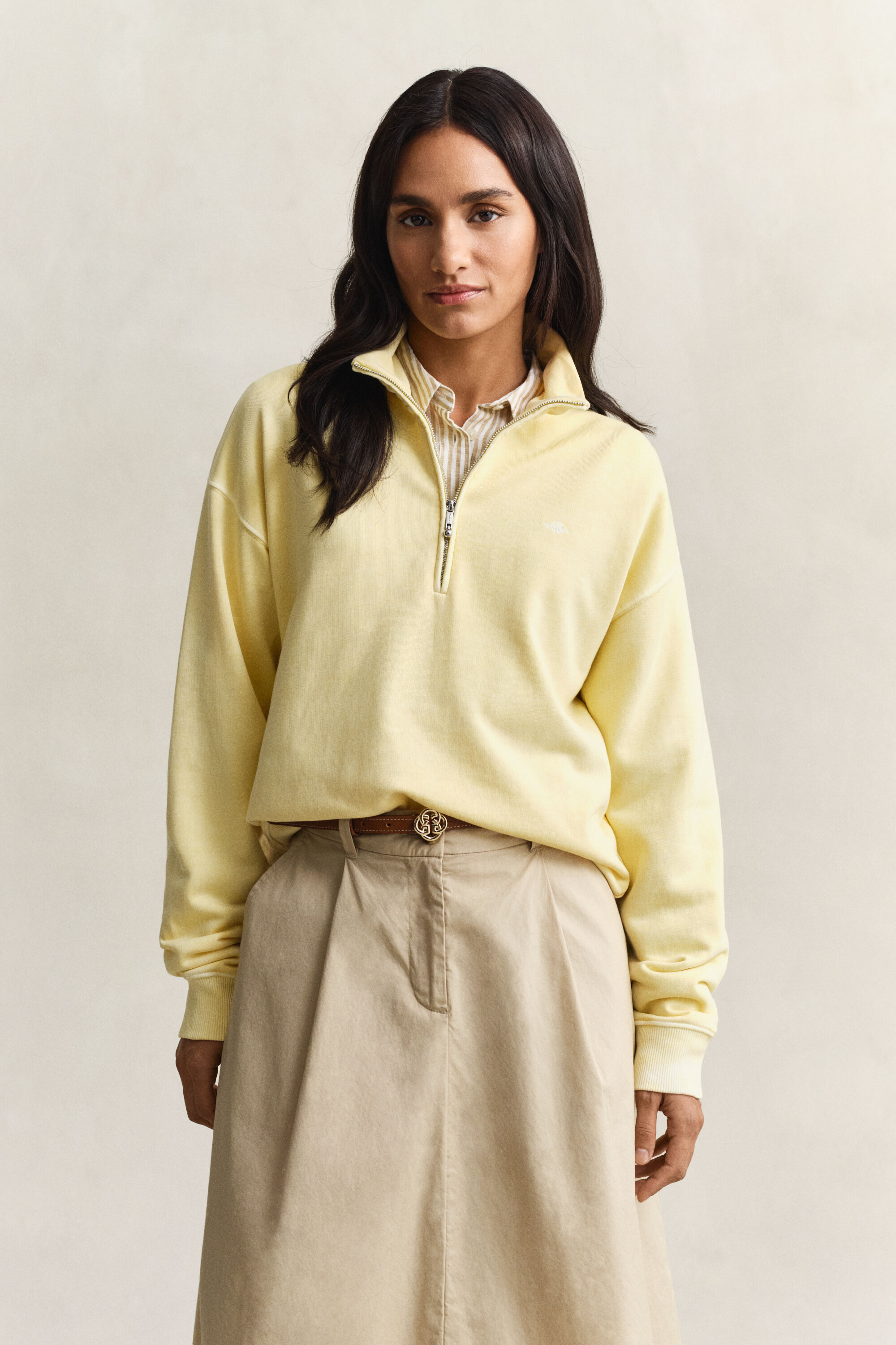 Tvättad sweatshirt med half-zip och sköldlogo