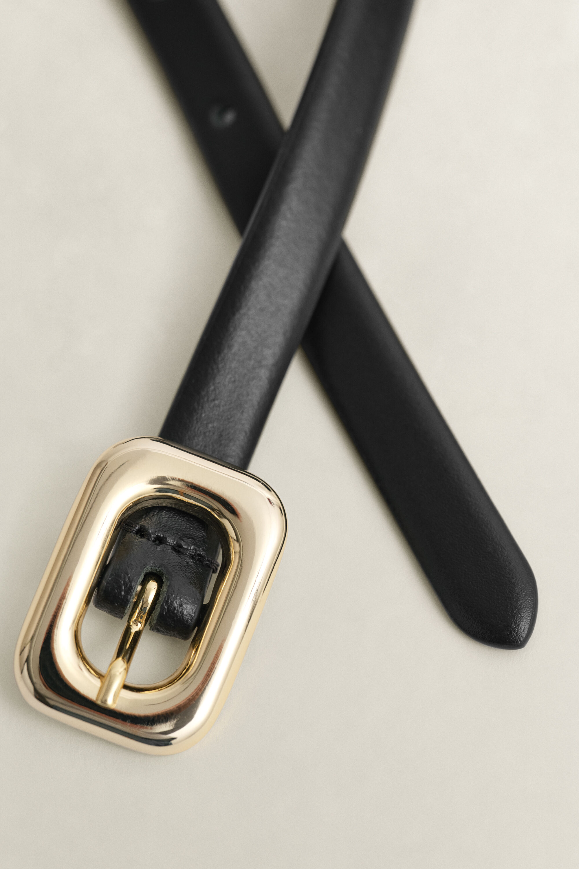 Läderbälte med rundat spänne