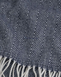 Fiskbensmönstrad yllehalsduk