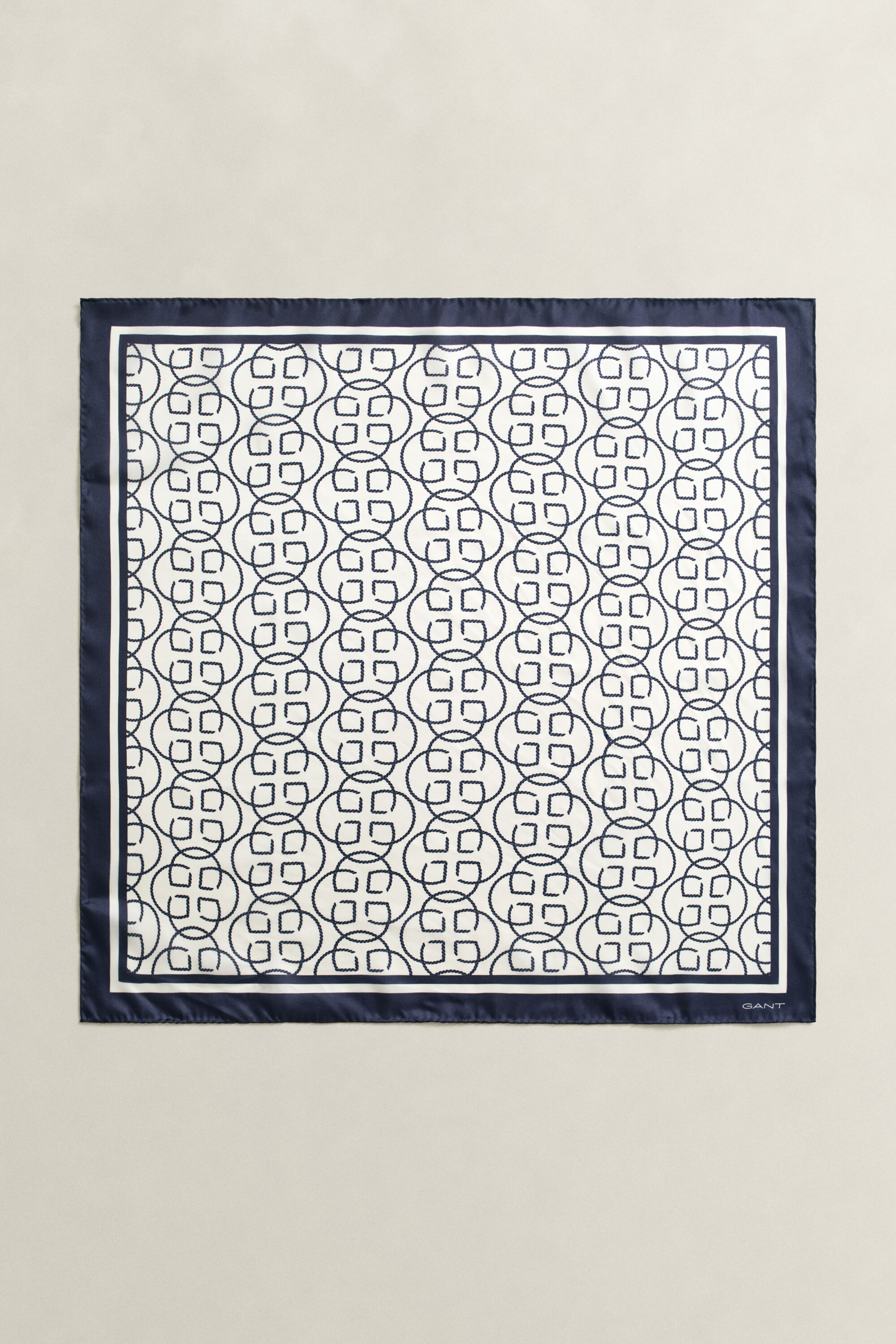 Sidensjal med monogram