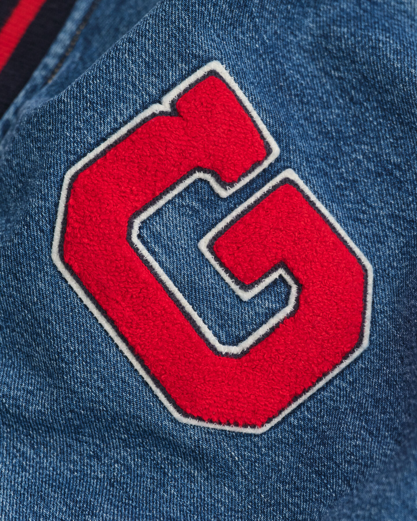 Collegejacka i denim