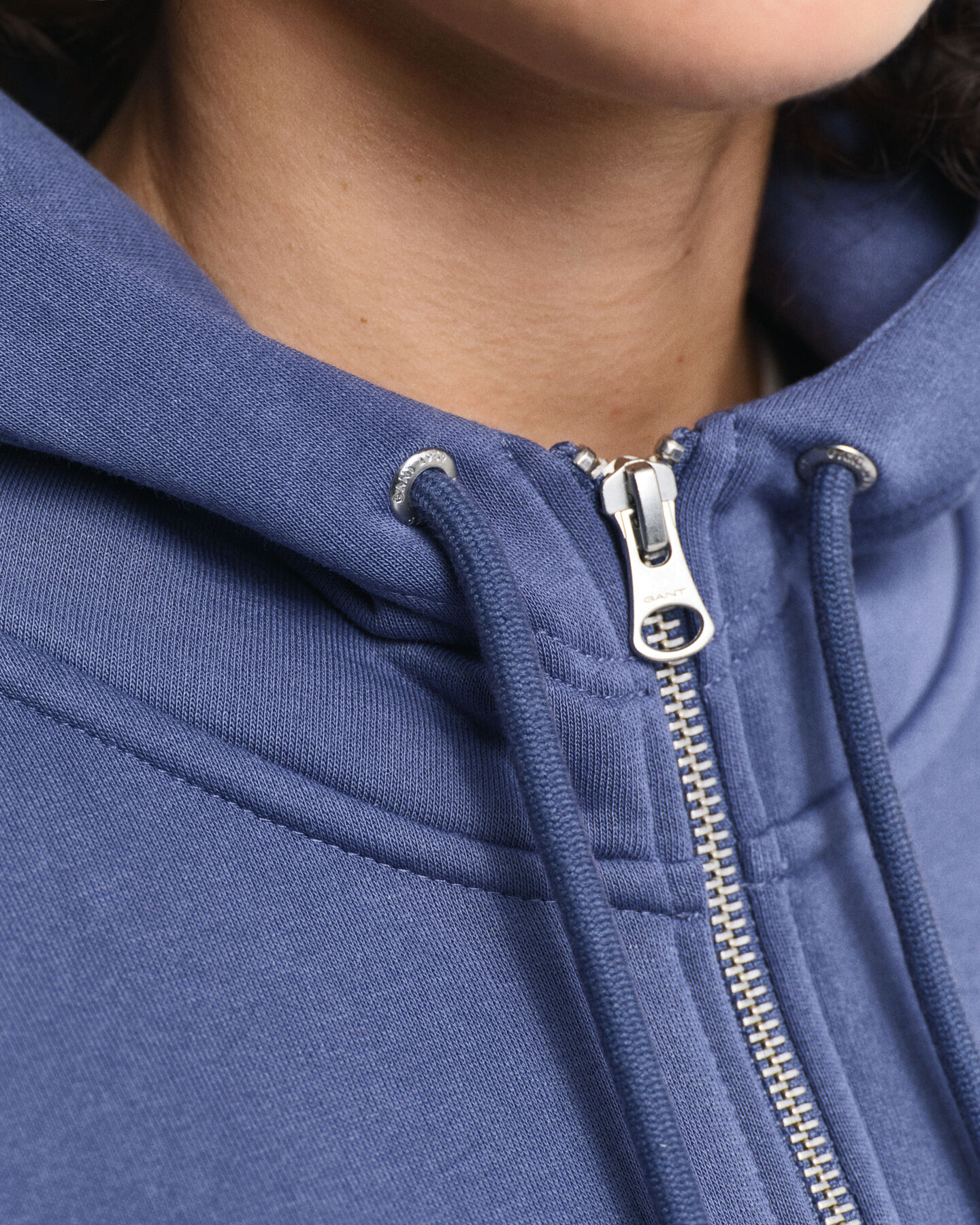 Tonal Shield hoodie med dragkedja