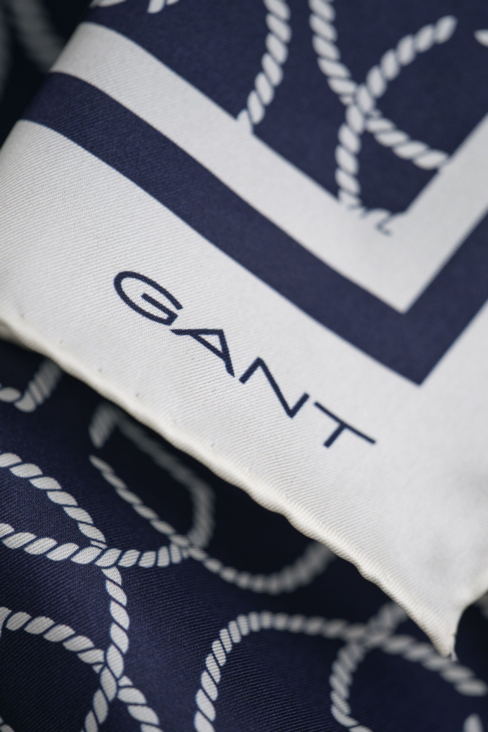 Sidensjal med monogram