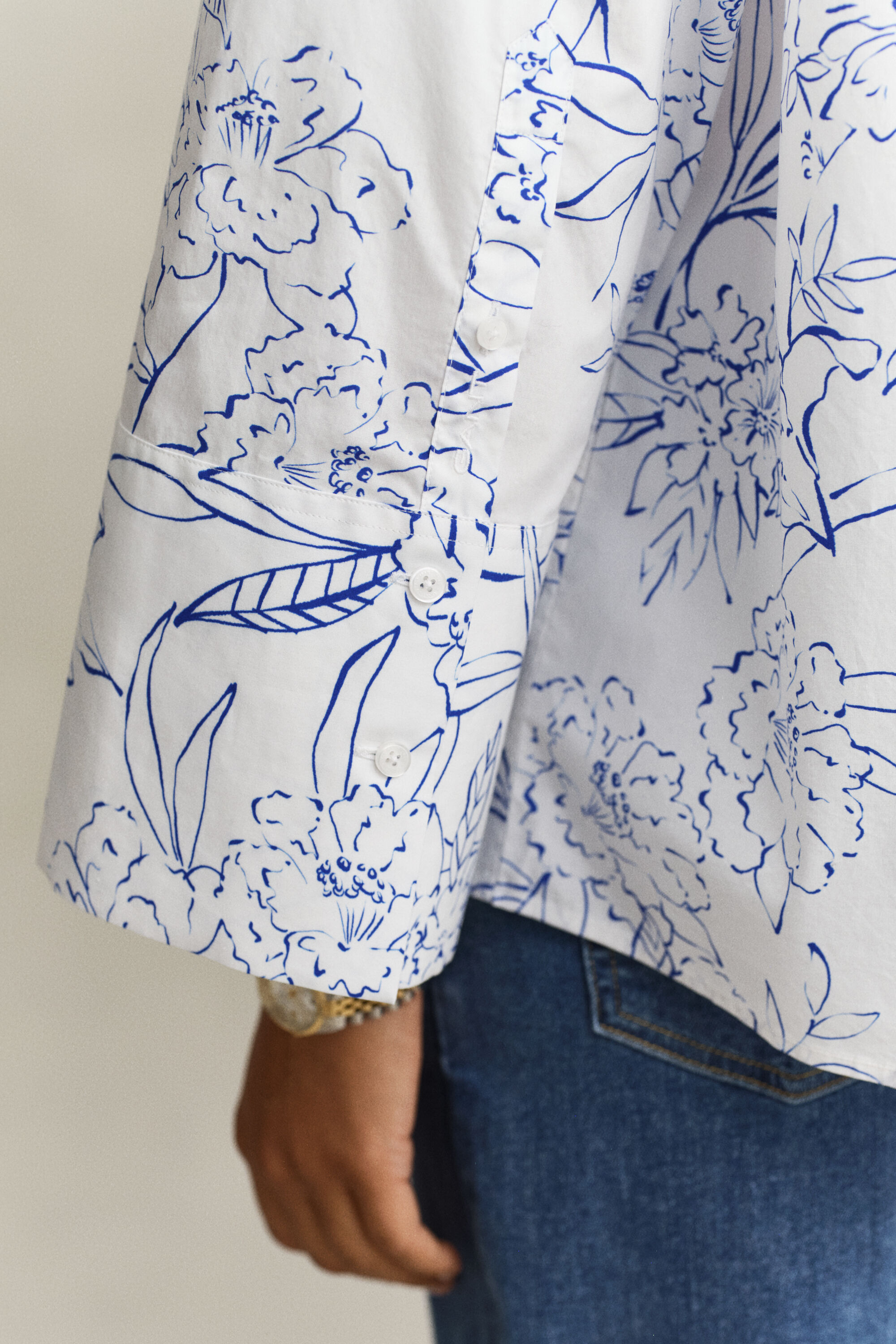 Blommig poplinskjorta