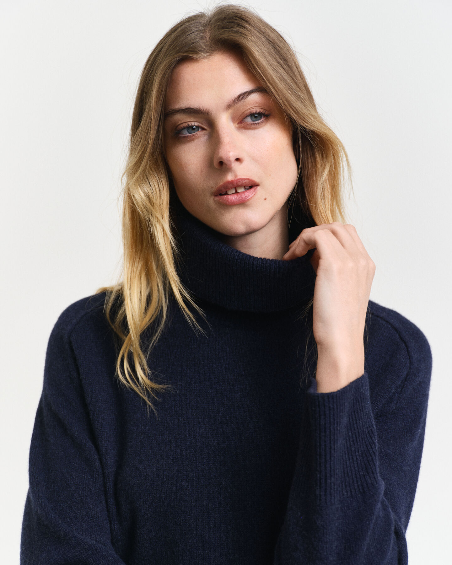 Klänning med polokrage och detaljer i fiskbensmönster