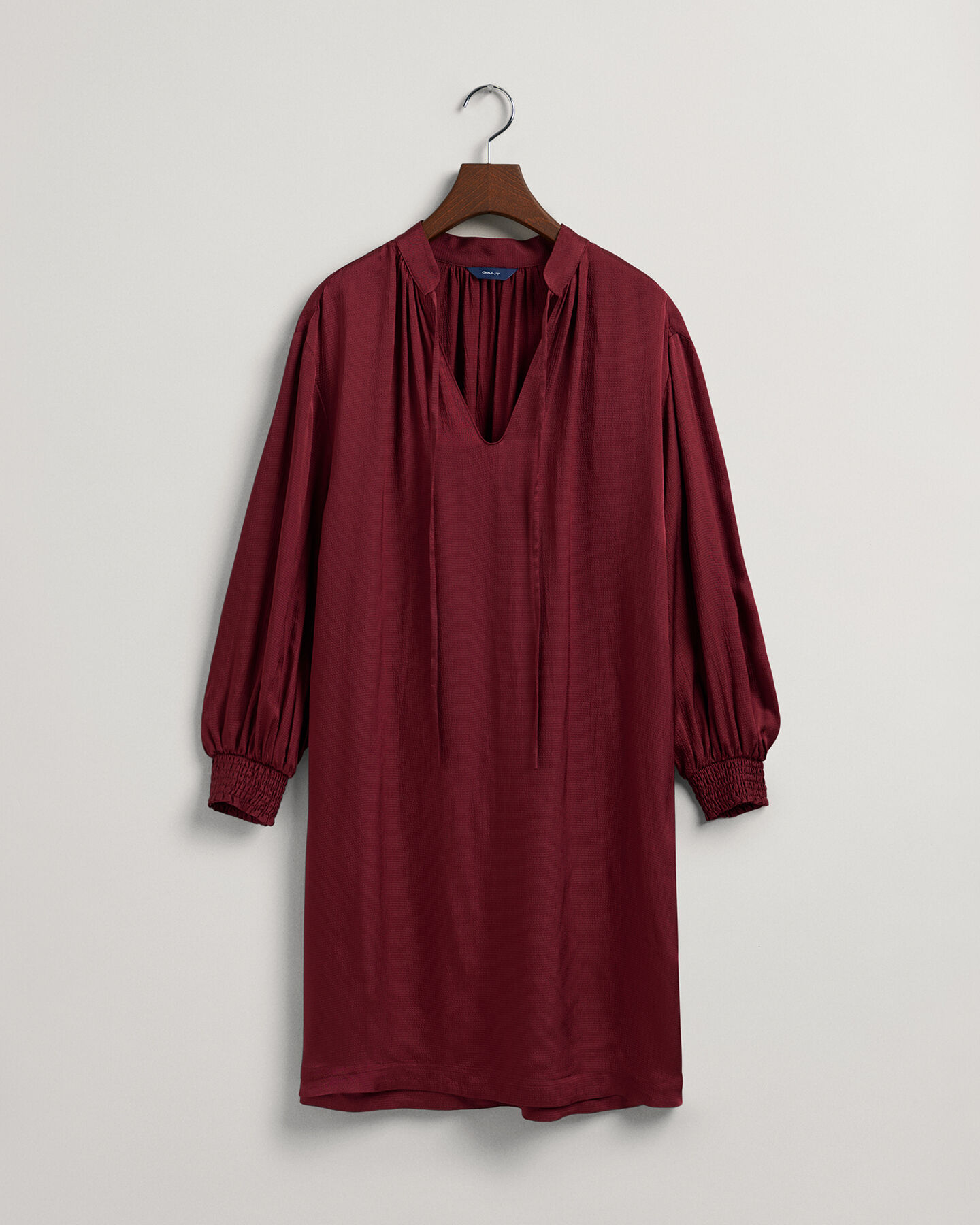 Klänning med ståkrage