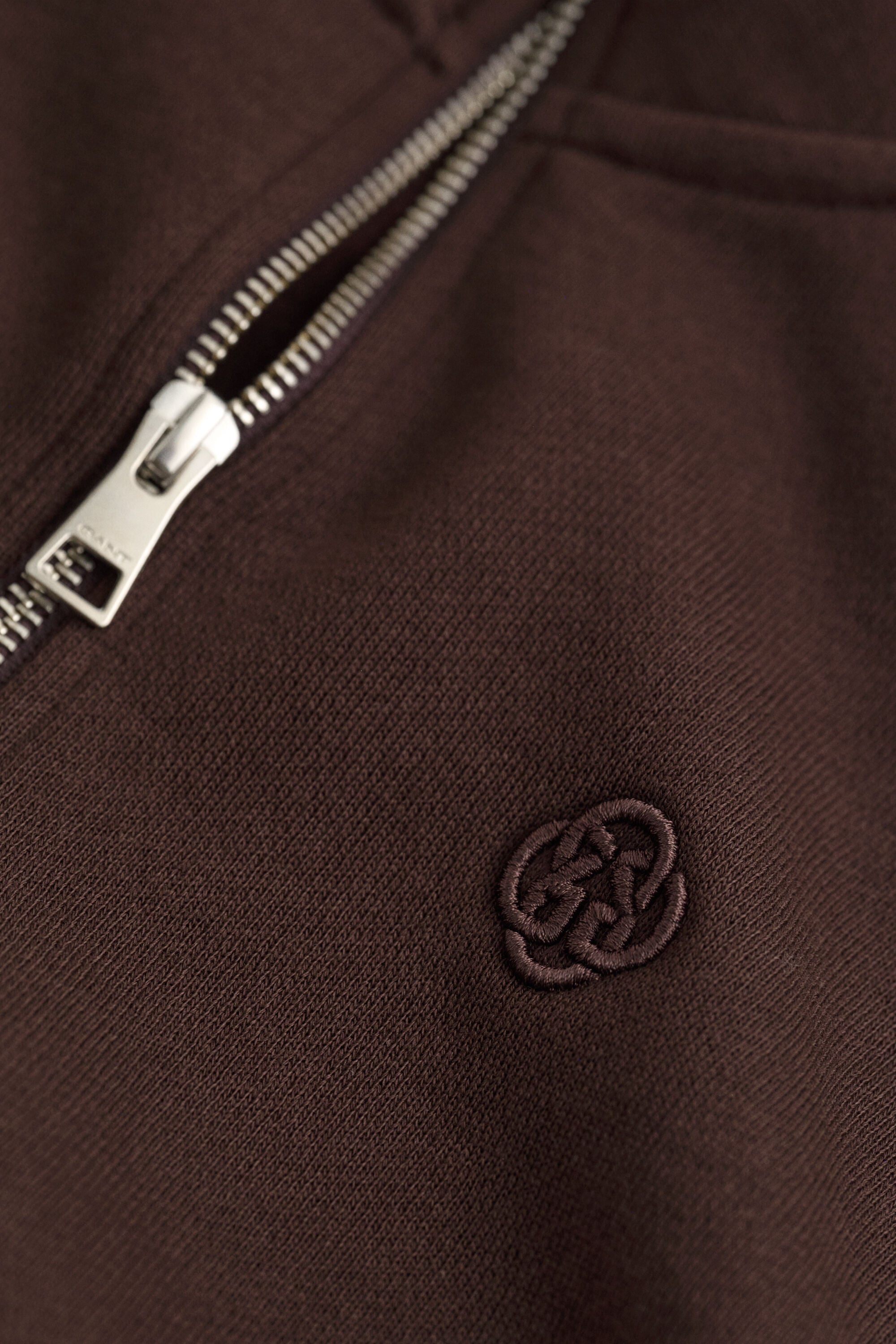 Broderad sweatshirt med half-zip