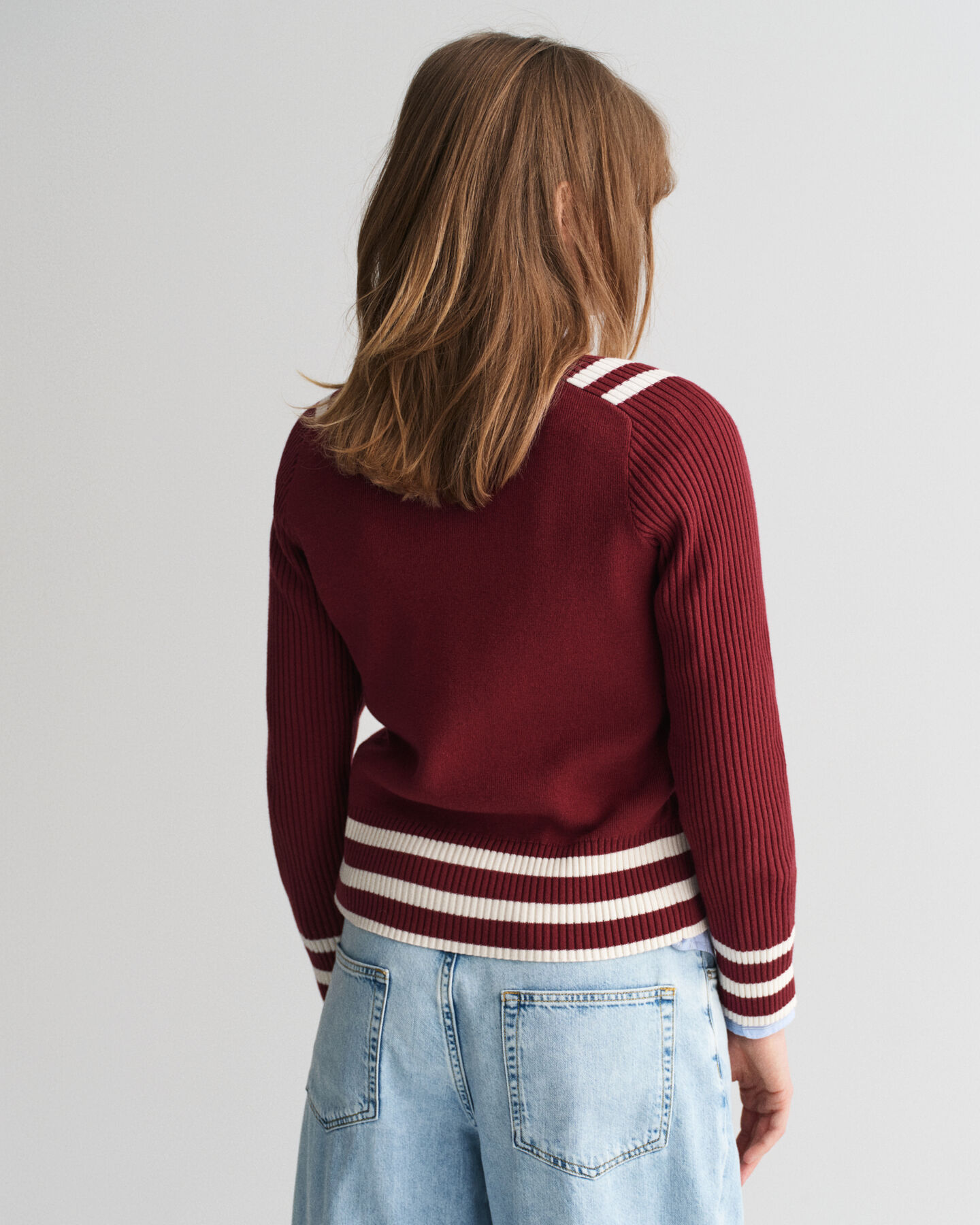 V-ringad kofta med kontrastdetaljer