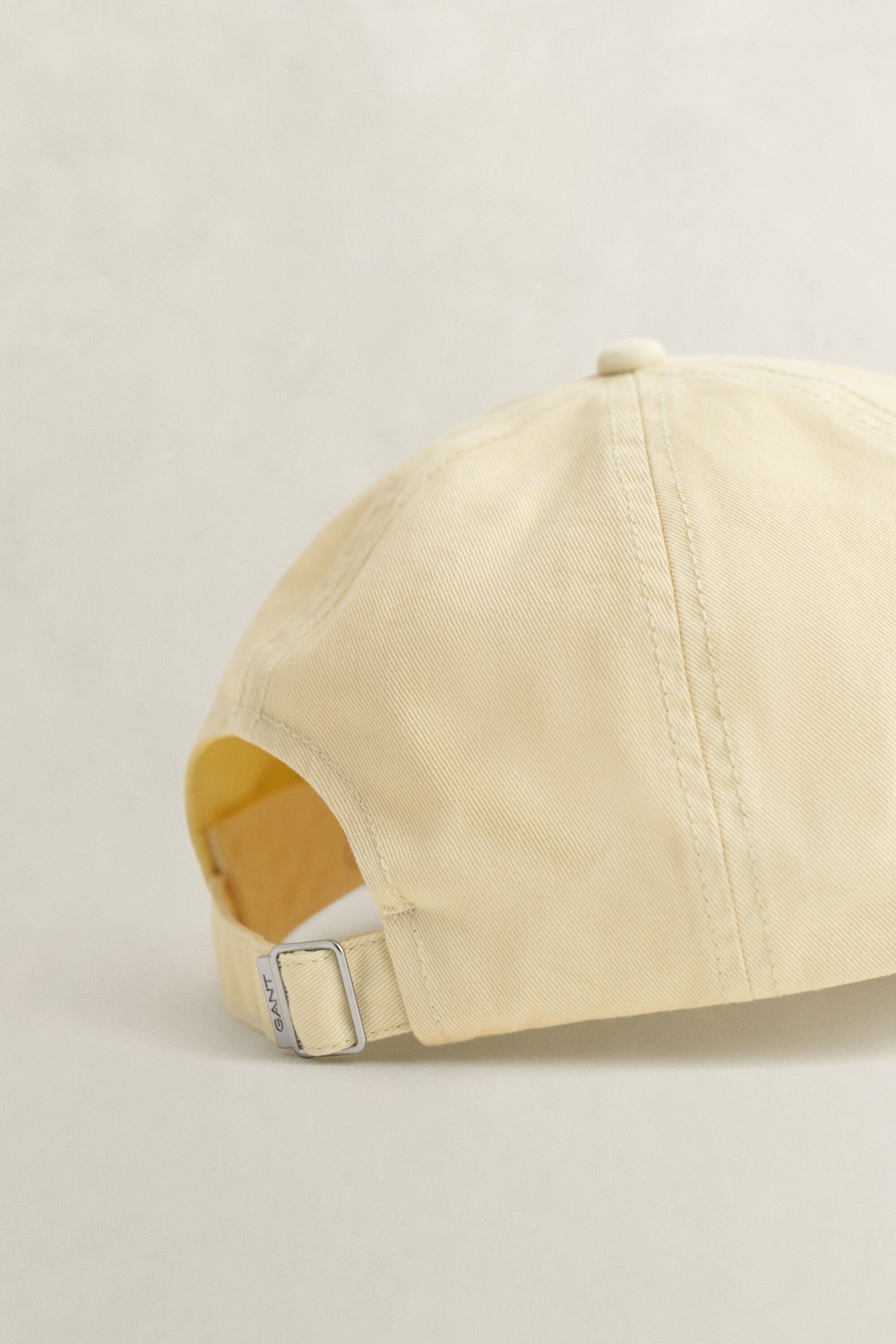 Sunfaded keps med sköldlogo