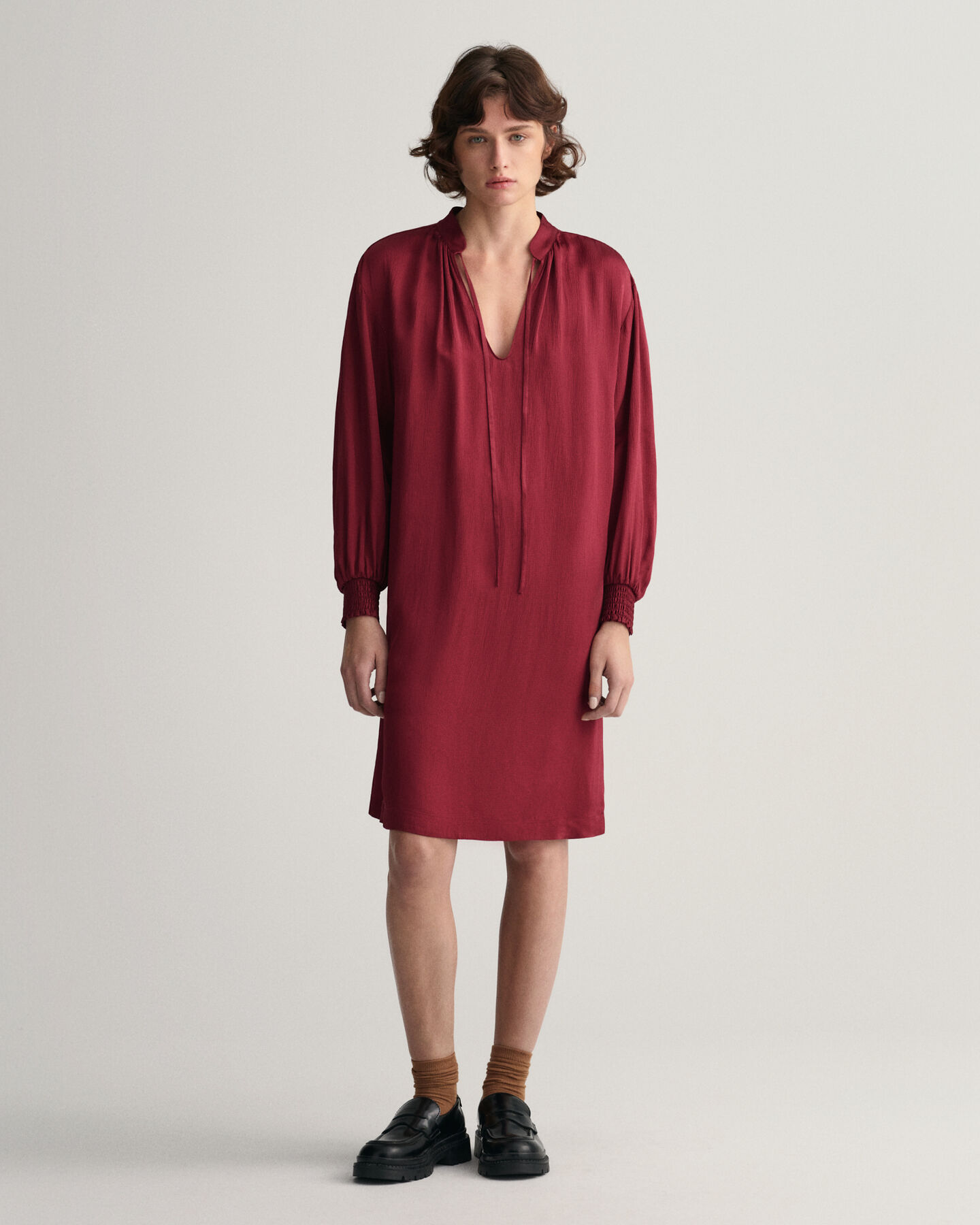 Klänning med ståkrage