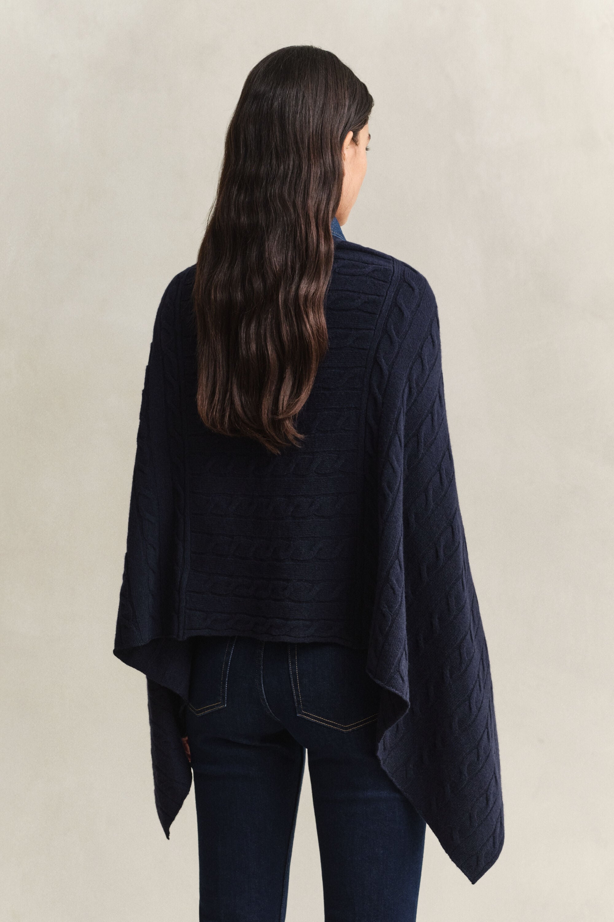 Kabelstickad ylleponcho