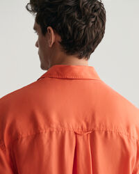 Relaxed fit kort&auml;rmad sidenskjorta