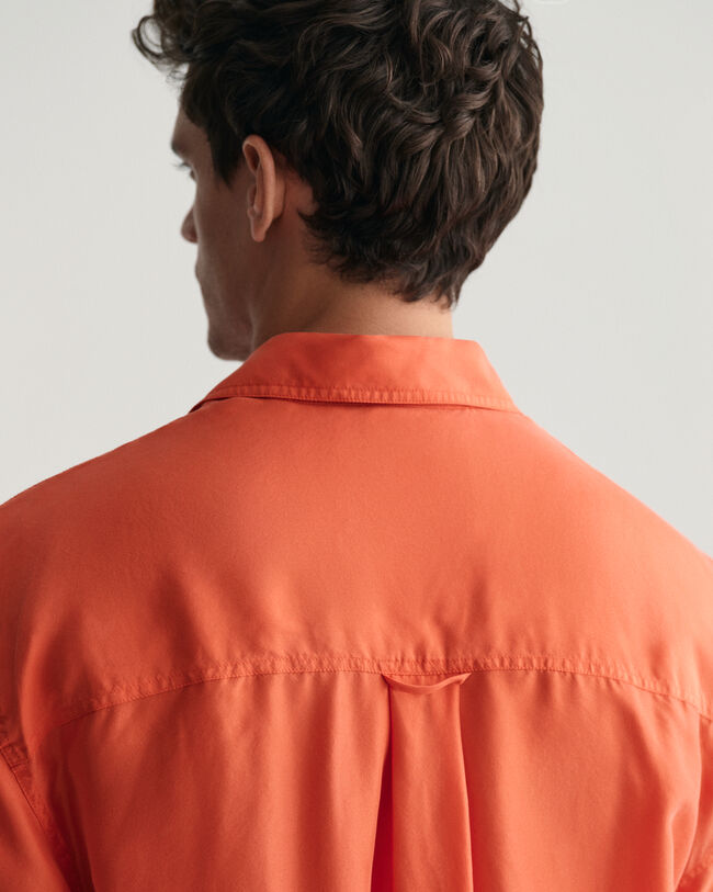 Relaxed fit kort&auml;rmad sidenskjorta