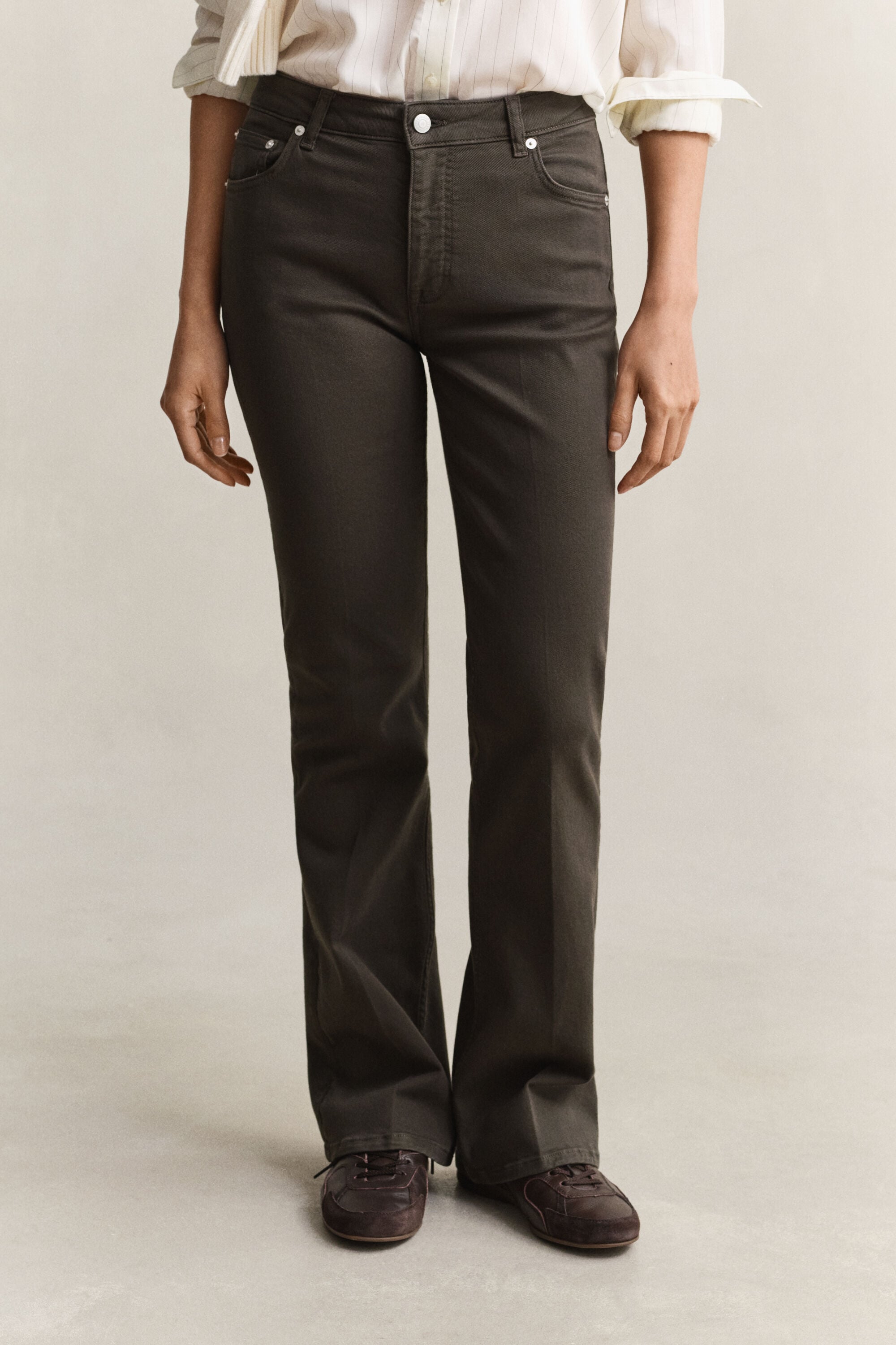 Slim färgade utställda jeans