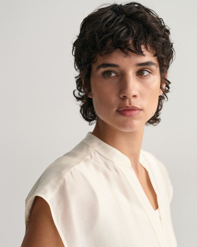 Ärmlös blus med ståkrage