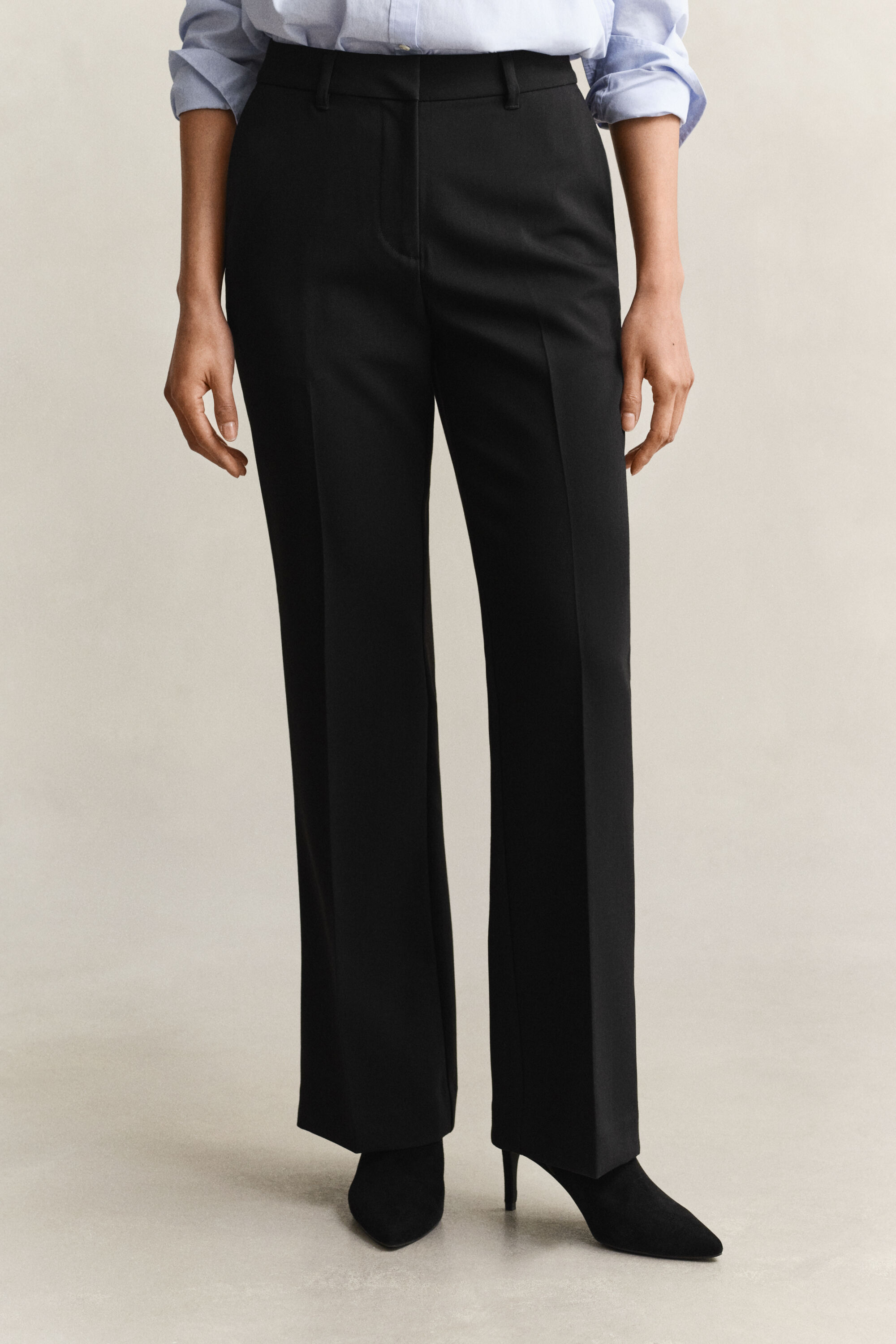 Slim fit slacks med utställda ben