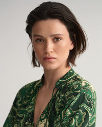 Paisleym&ouml;nstrad kl&auml;nning med st&aring;krage