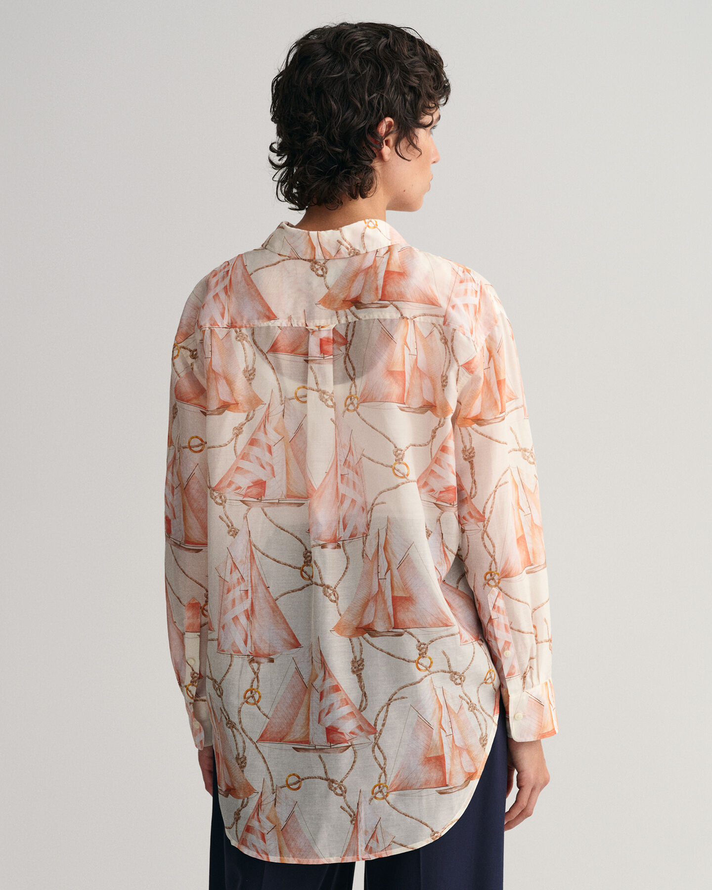 Relaxed fit seglarm&ouml;nstrad skjorta i bomull och silke