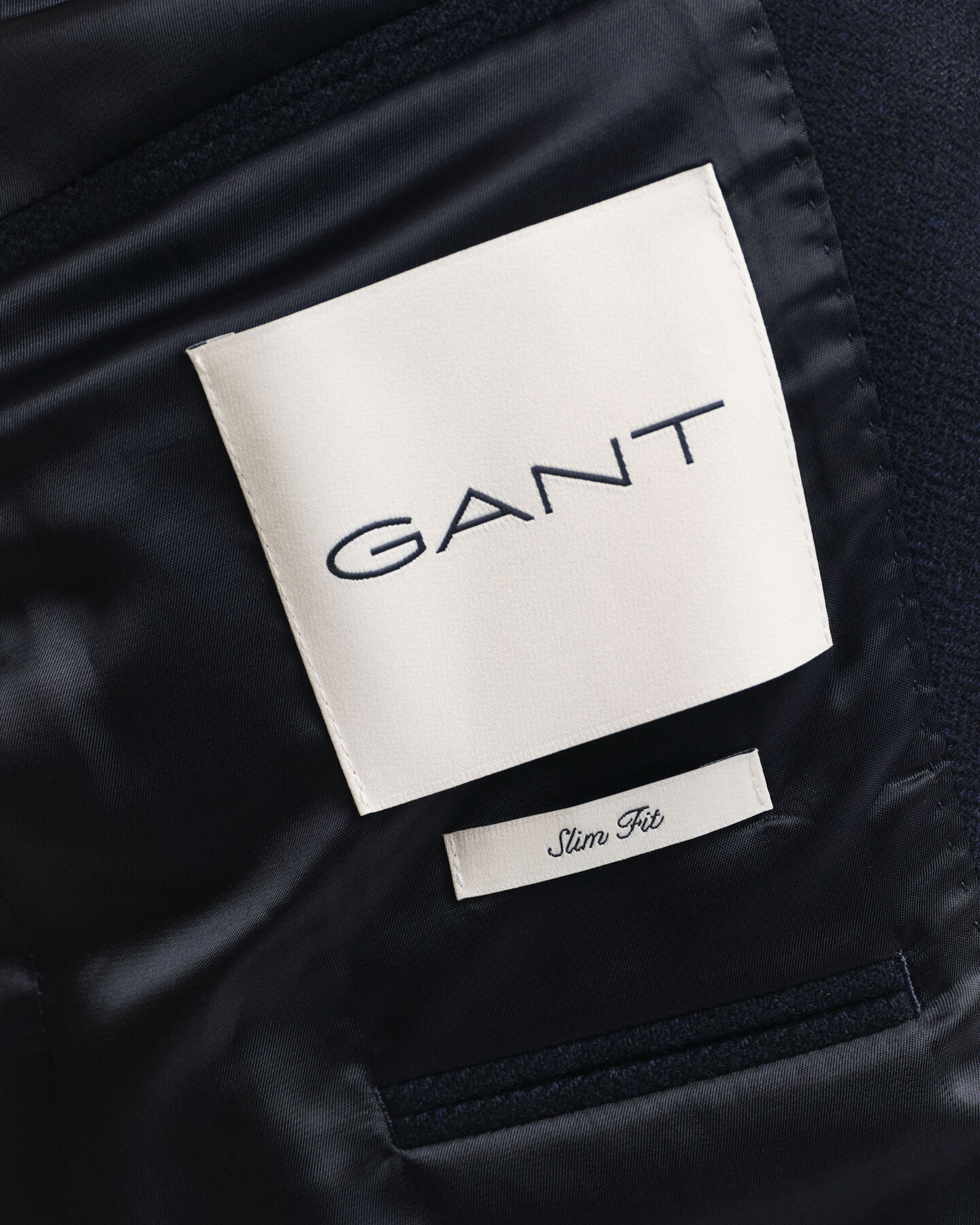 Kostymkavaj med fiskbensmönster