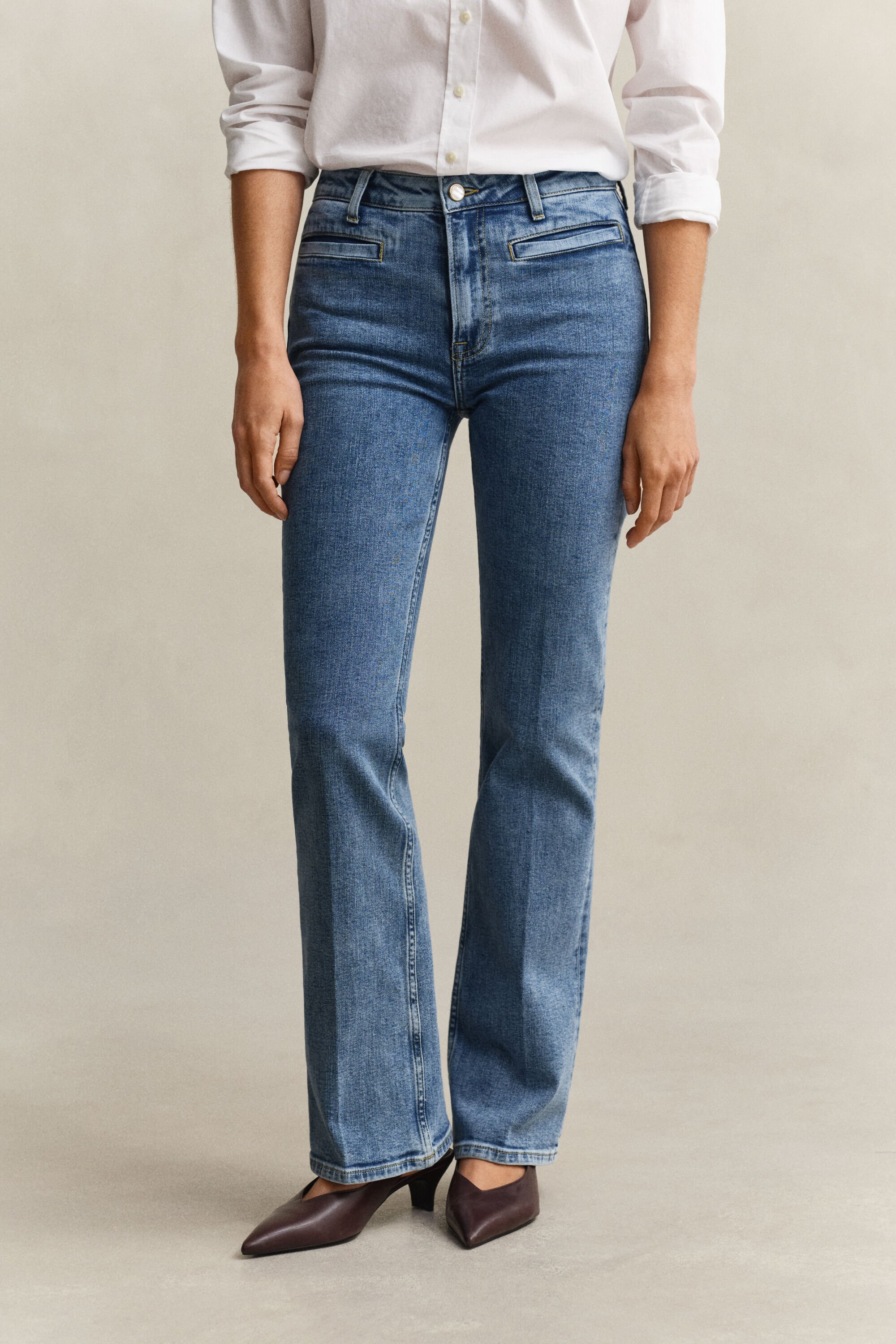 Utställda jeans med monogram