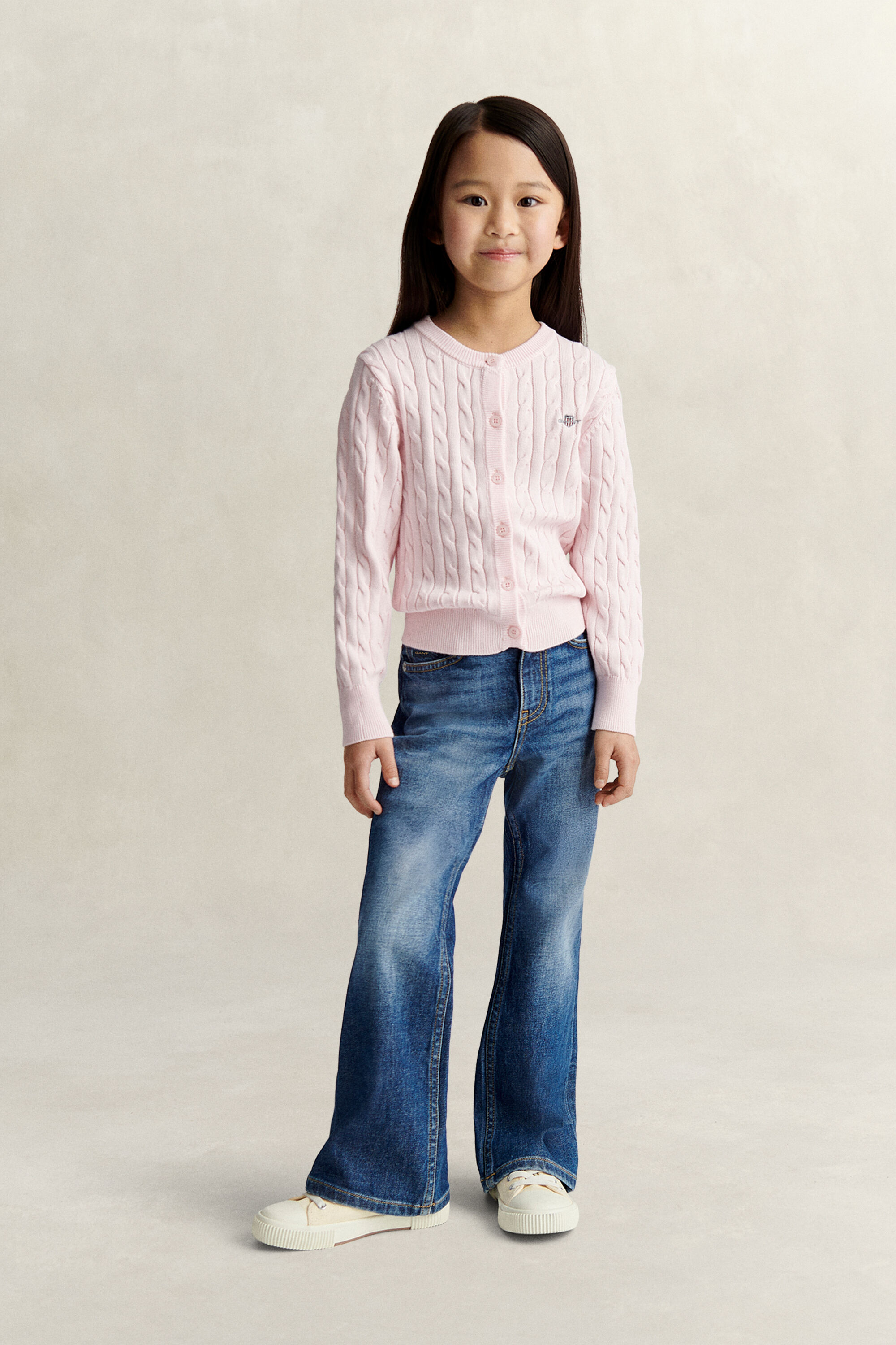 Girls kabelstickad kofta med sköldemblem