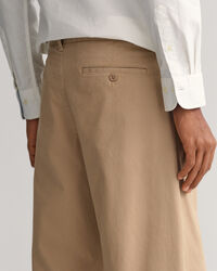 Relaxed fit chinos med veck