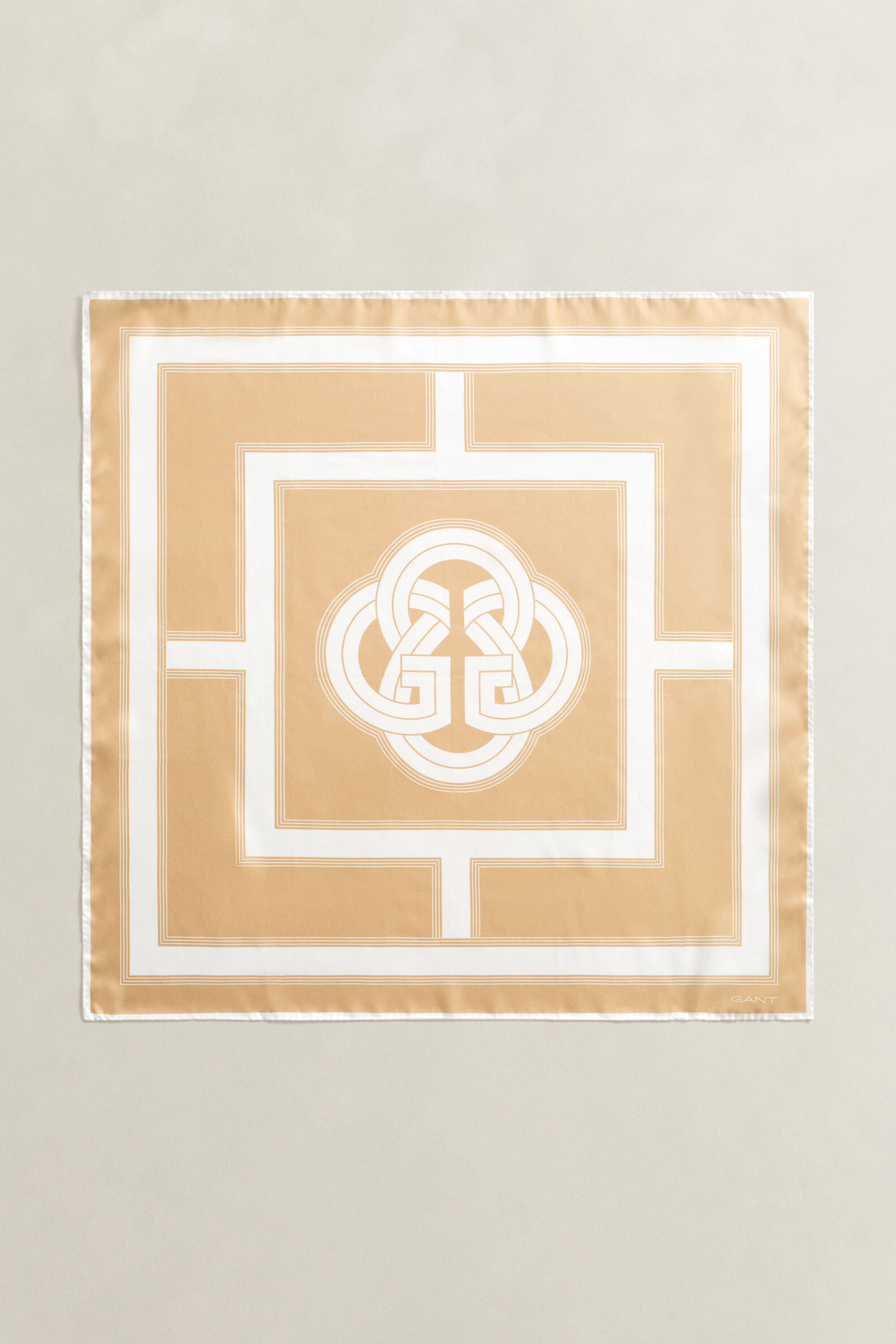 Sidensjal med monogram