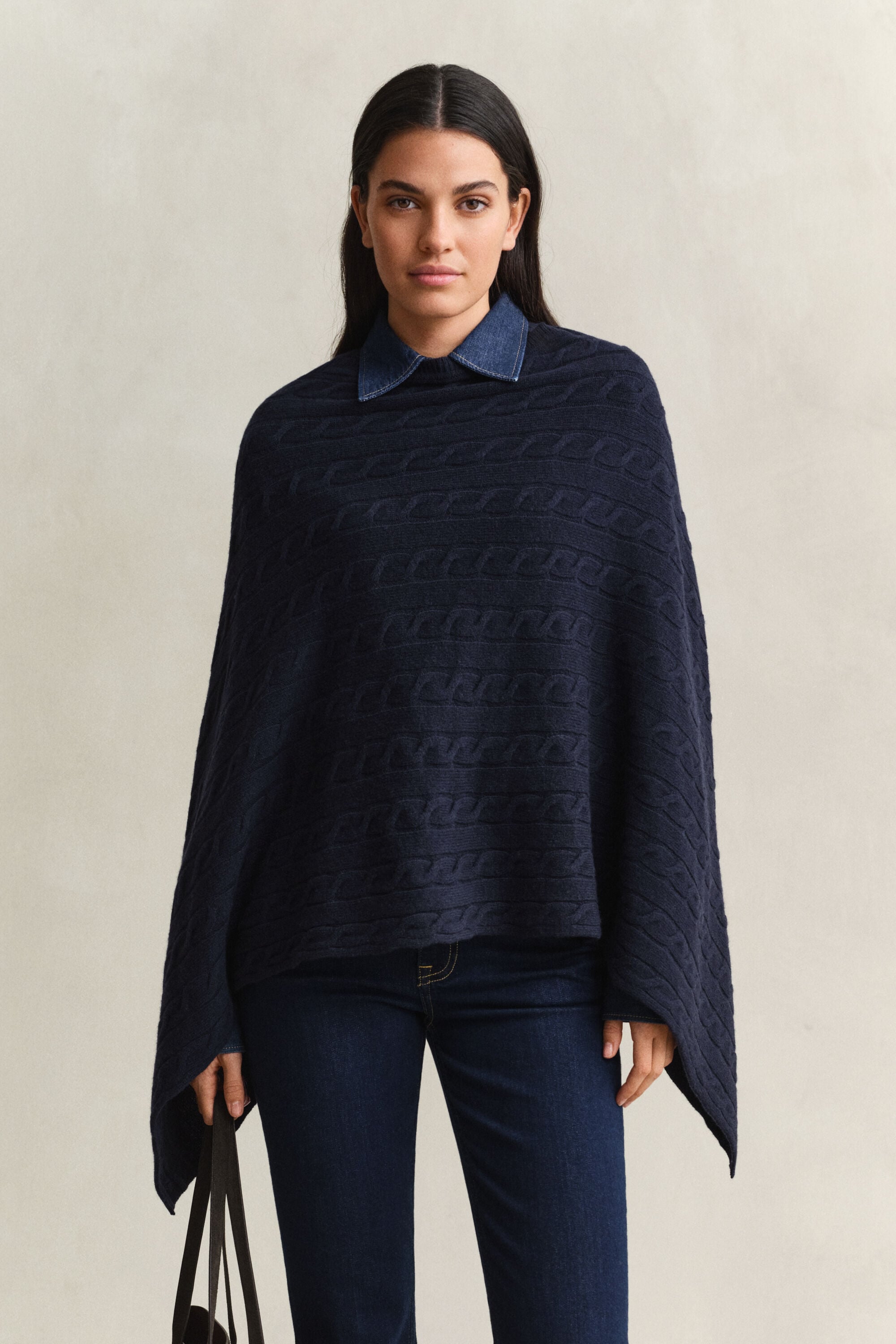 Kabelstickad ylleponcho