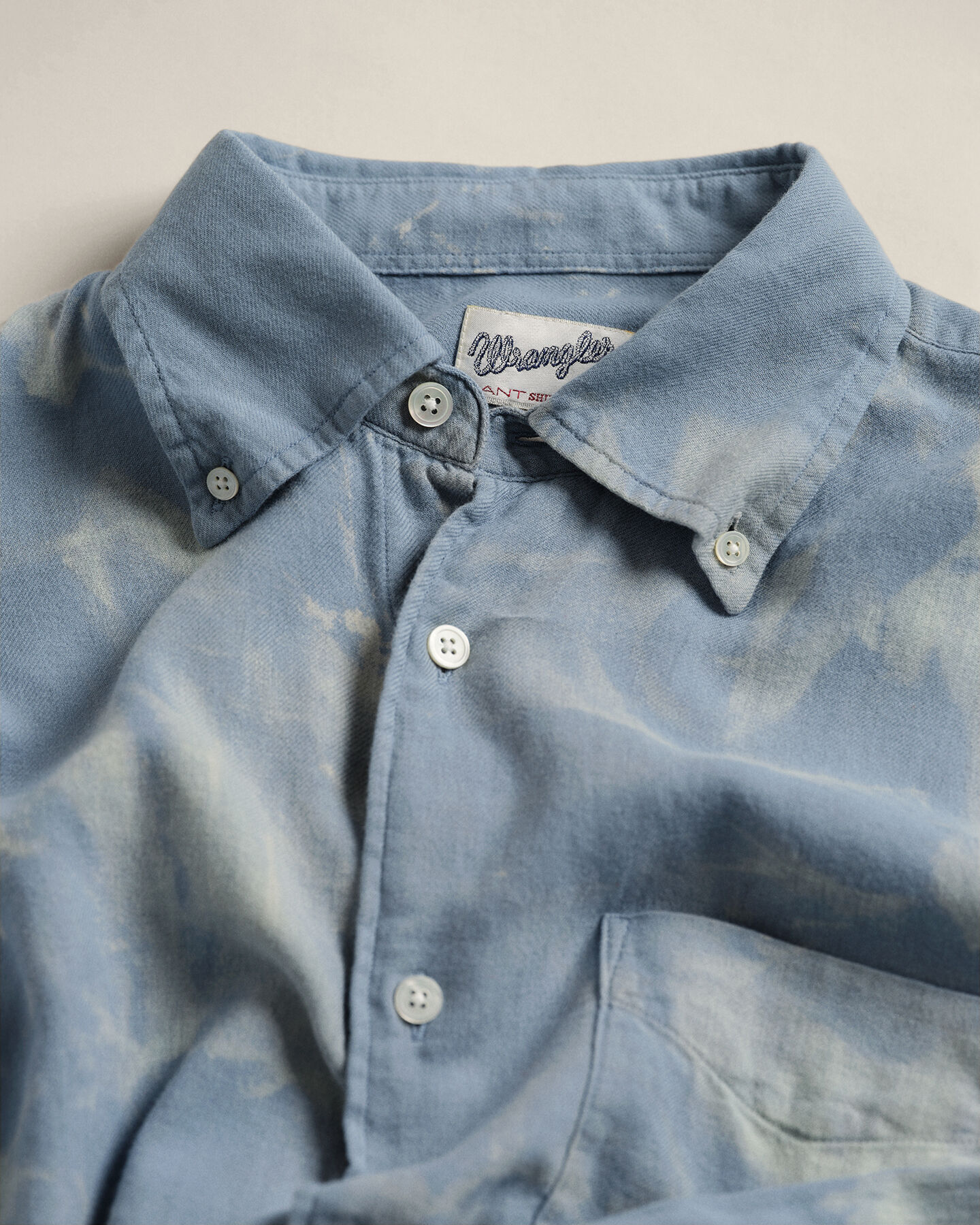 Wrangler x GANT relaxed fit blekt skjorta