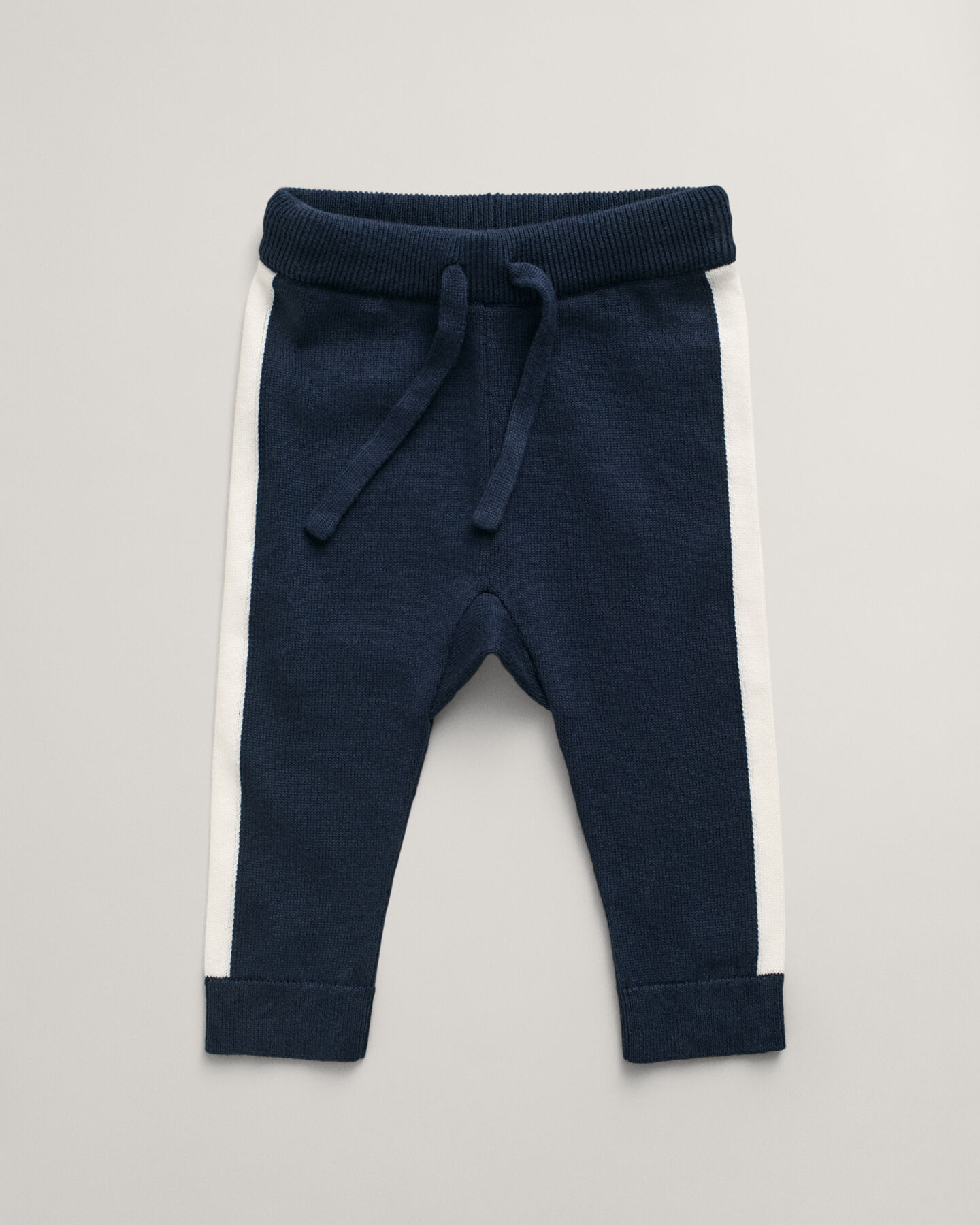 Baby stickat set med stjärn- och G-mönster