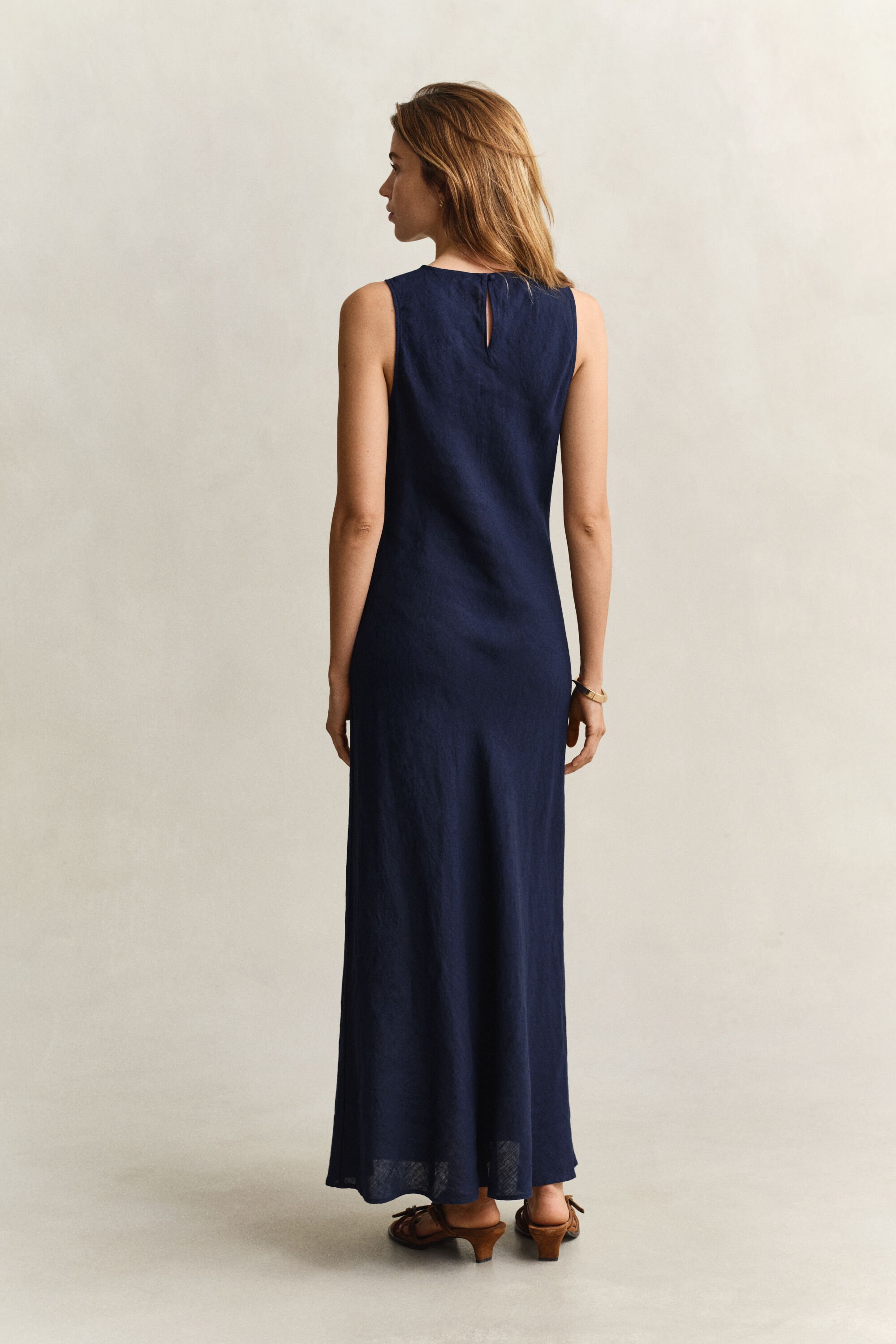 Snedskuren midiklänning i linne