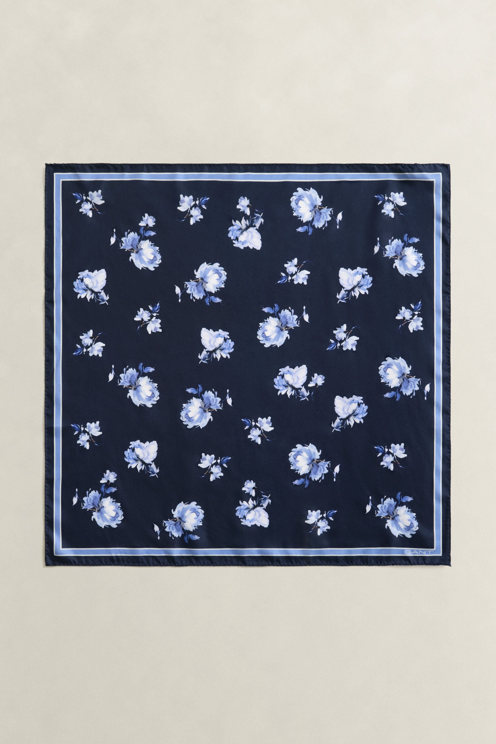Blommig mönstrad sidenscarf