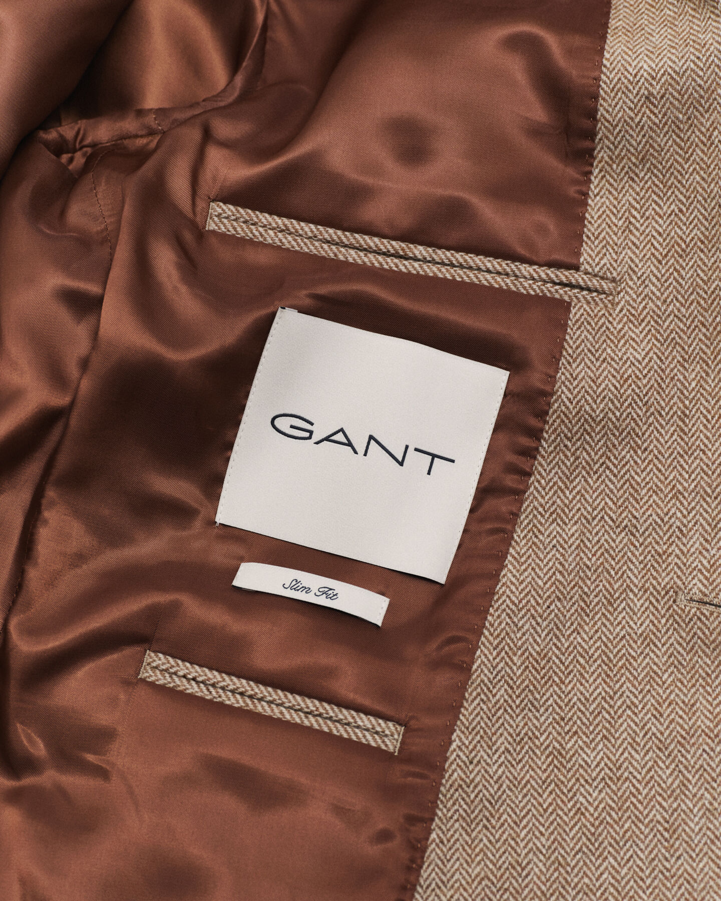 Kostymkavaj med fiskbensmönster