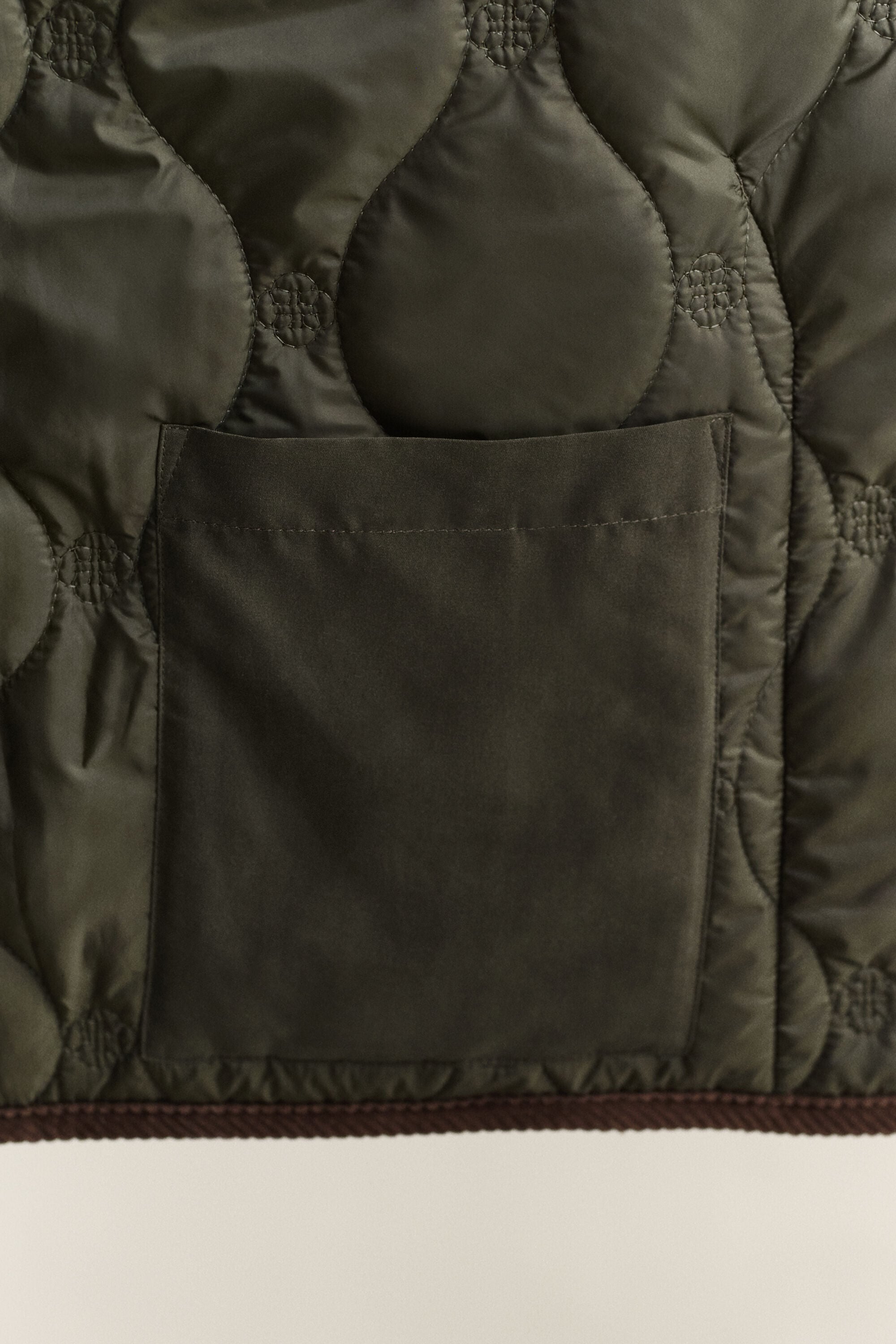 Quiltad jacka med monogram