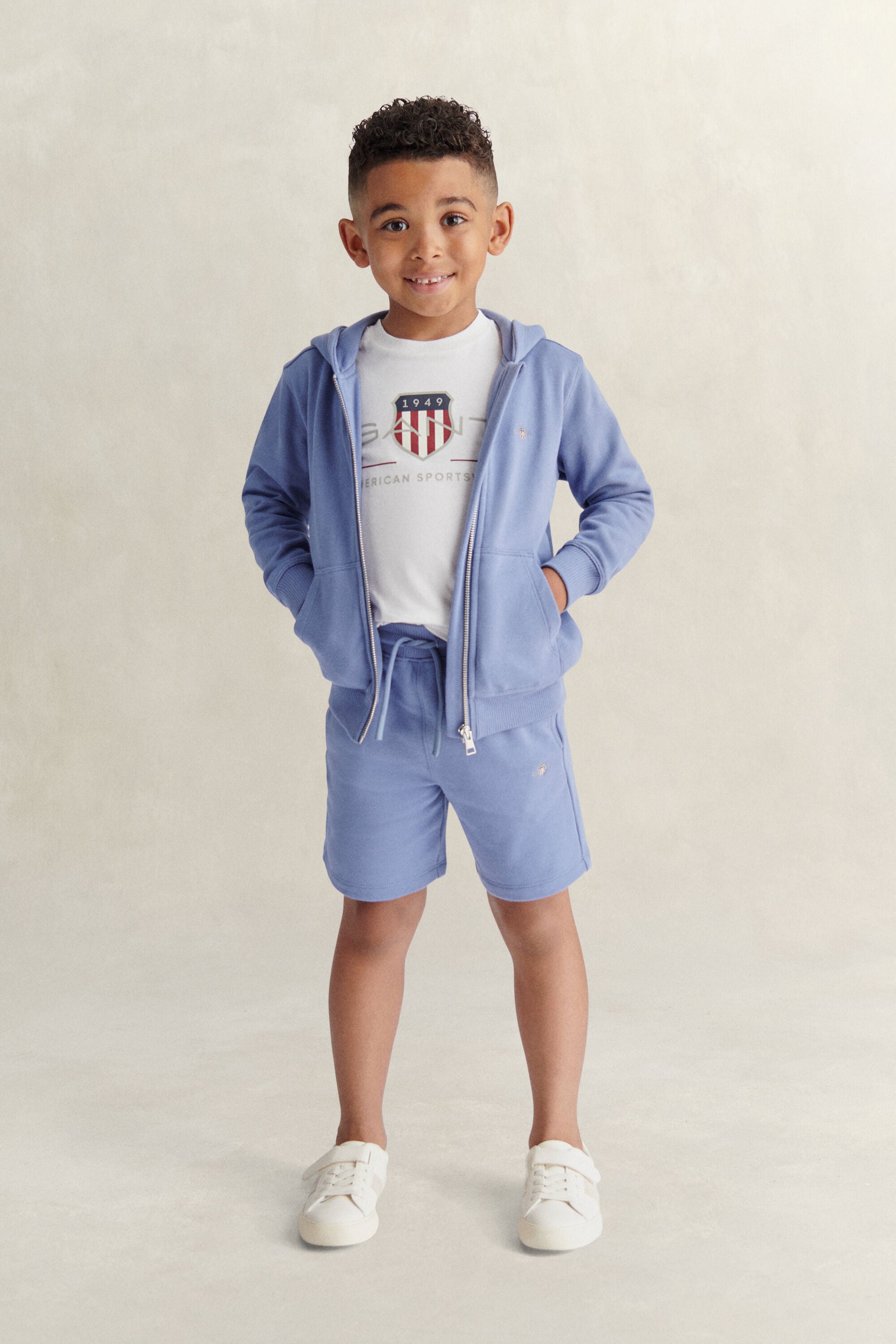 Boys set med hoodie med dragkedja, T-shirt och sweatpants med sköldemblem