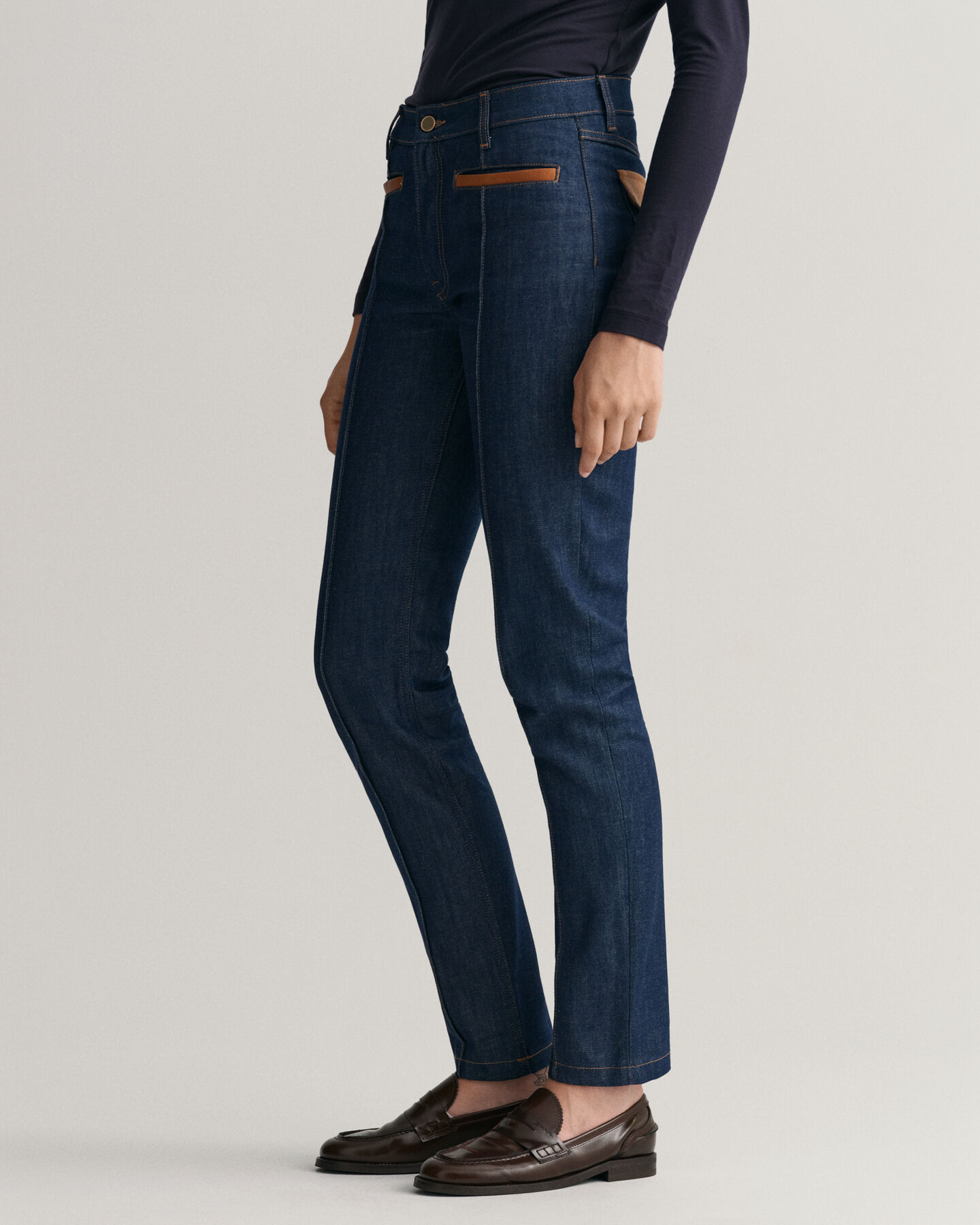 Slim fit jeans med skinndetaljer
