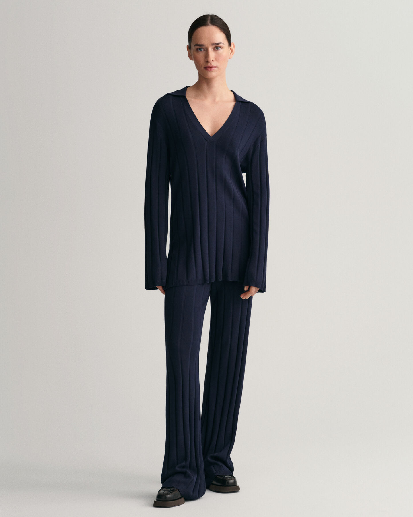 Ribbstickad tröja med öppen krage